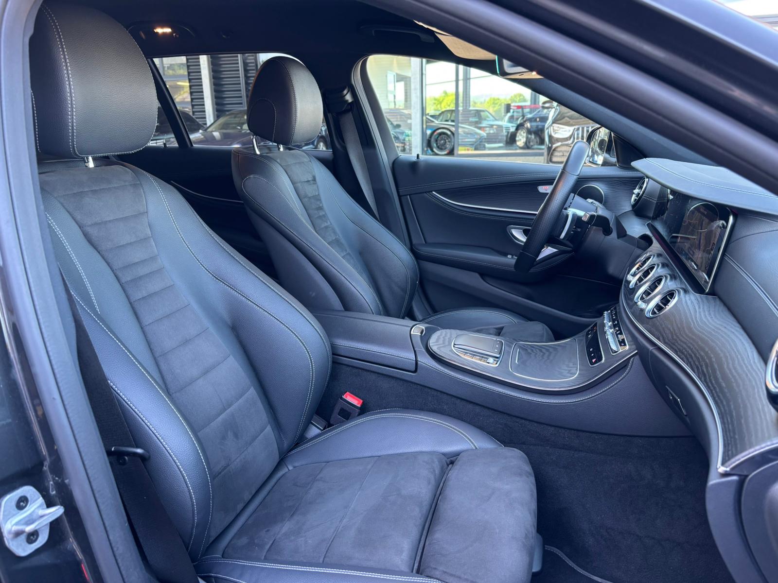 MERCEDES-BENZ E 220d AMG-Line 4Matic Kombi-image-8