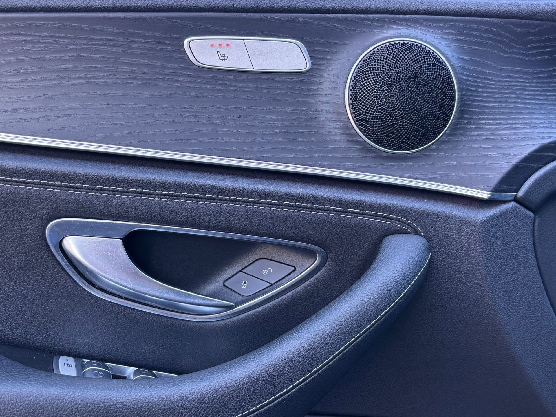 MERCEDES-BENZ E 220d AMG-Line 4Matic Kombi-image-12