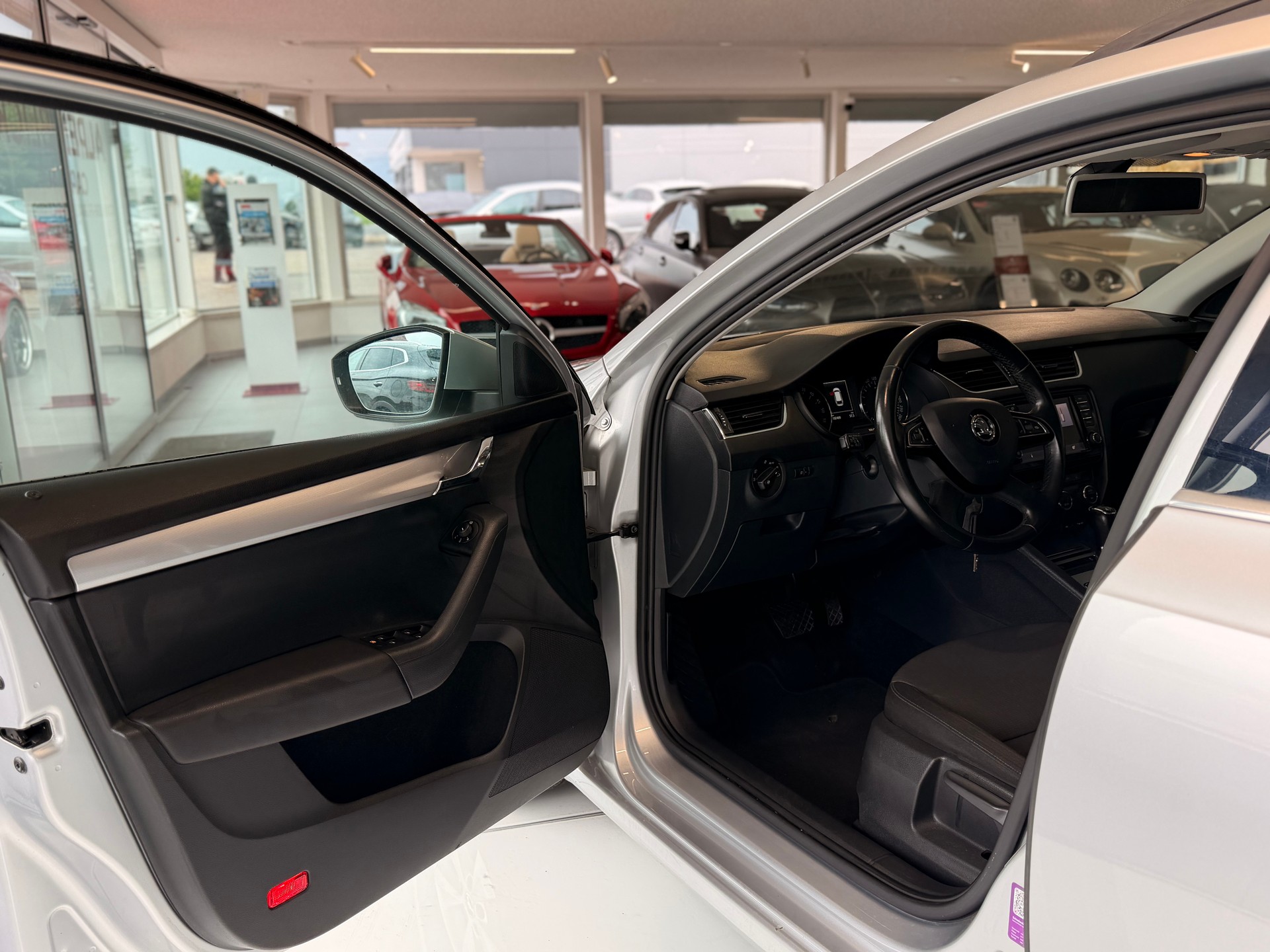 SKODA Octavia Combi 2.0 TDI Ambition 4x4 DSG-image-11