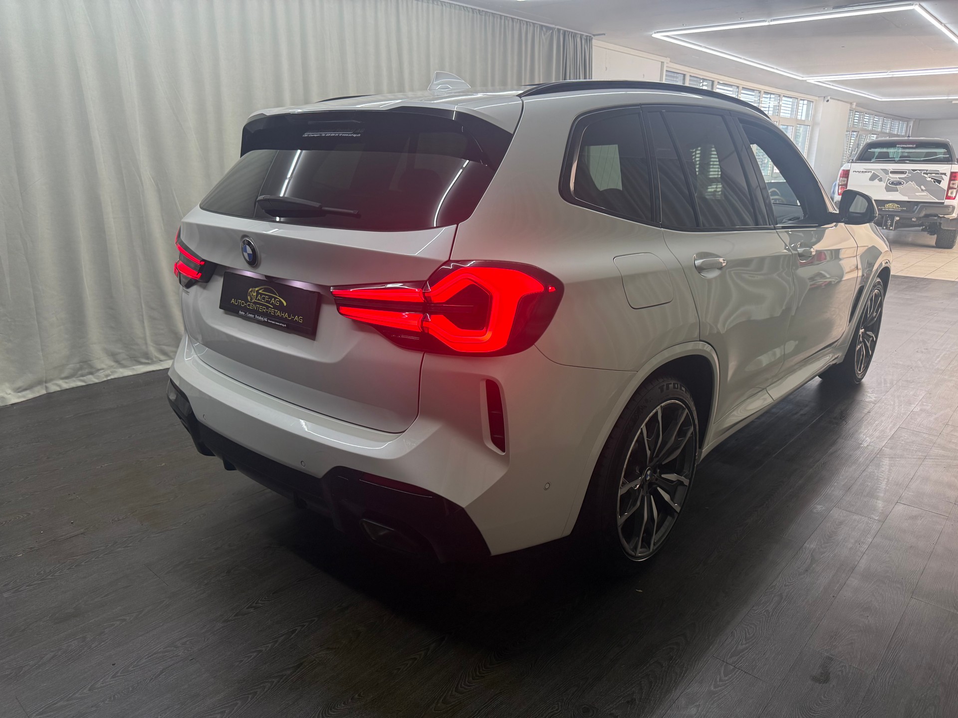 BMW X3 xDrive 20i M Sport-showroom-element-3