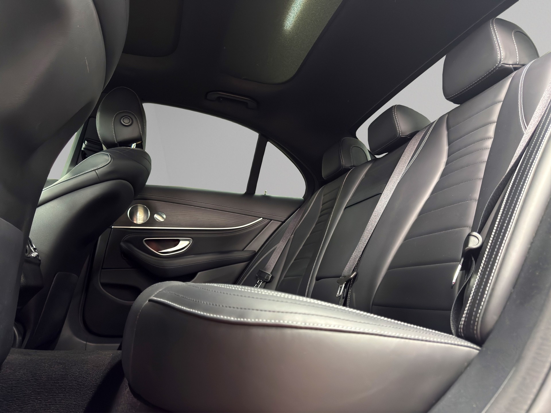 MERCEDES-BENZ E 450 AMG Line 4Matic 9G-Tronic-image-15