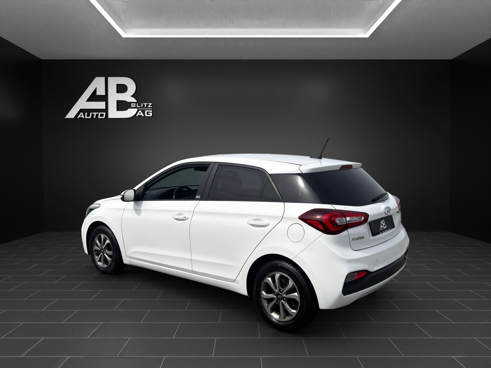 HYUNDAI i20 1.0 T-GDi Amplia mit 100 PS-showroom-element-2