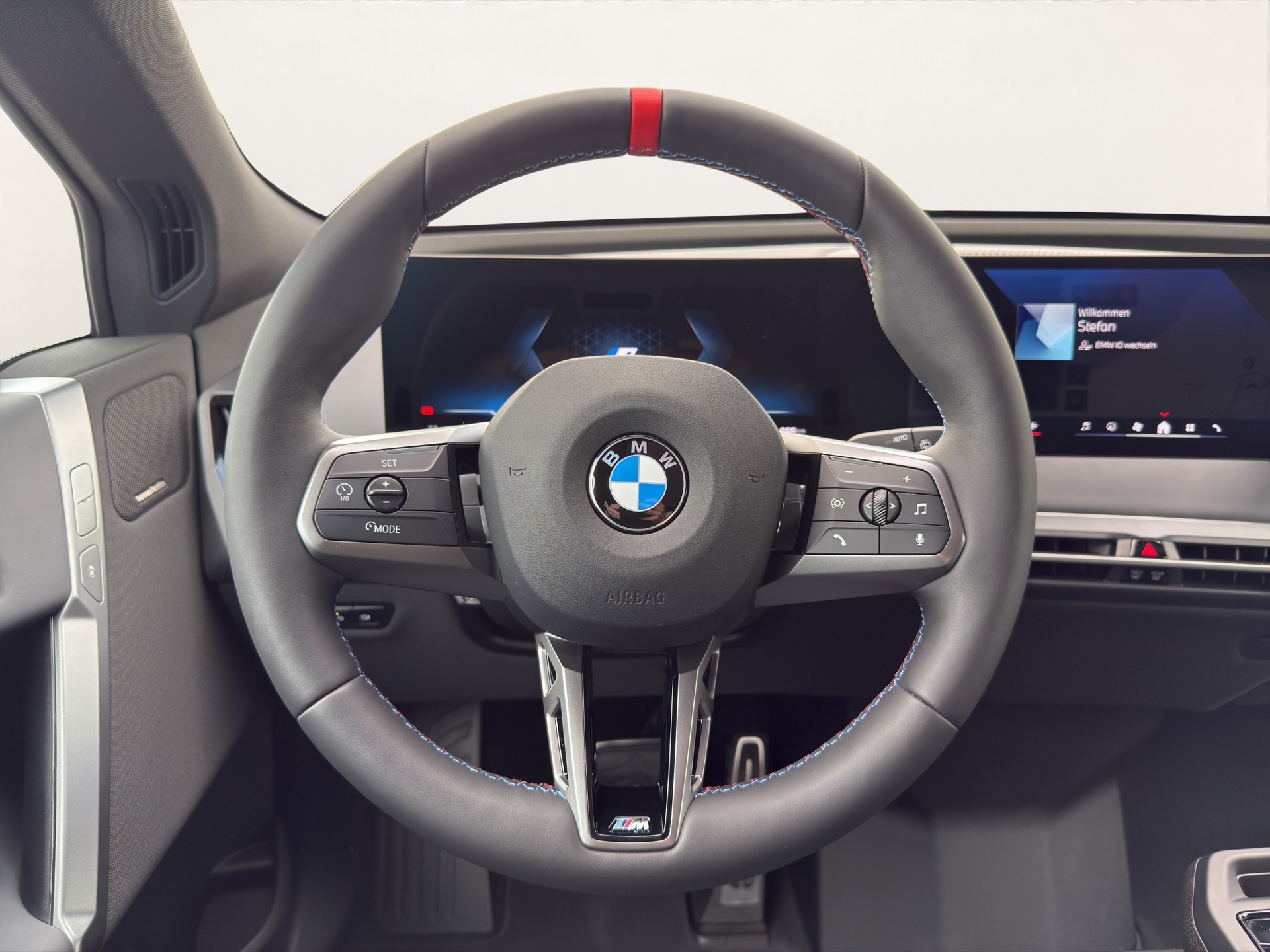 BMW iX M70 xDrive-image-10
