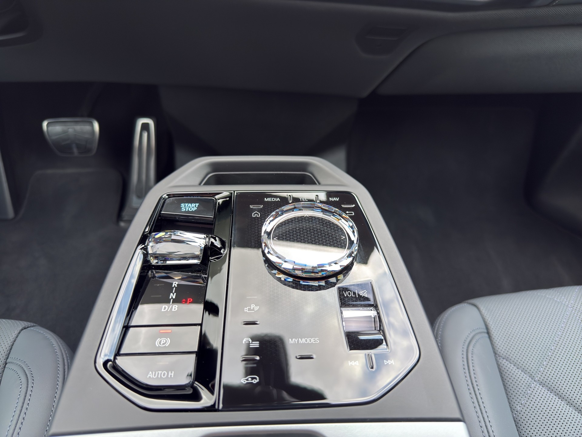 BMW iX M70 xDrive-image-13