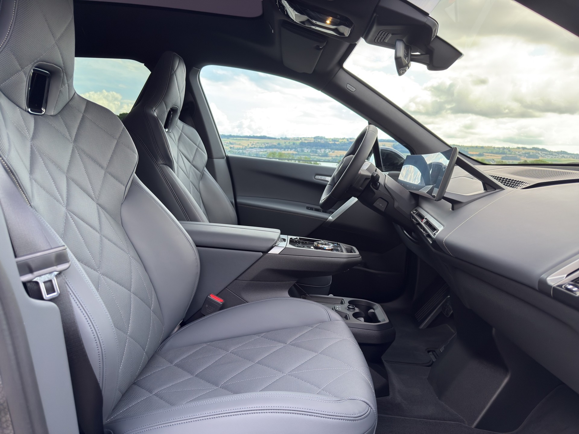 BMW iX M70 xDrive-image-17