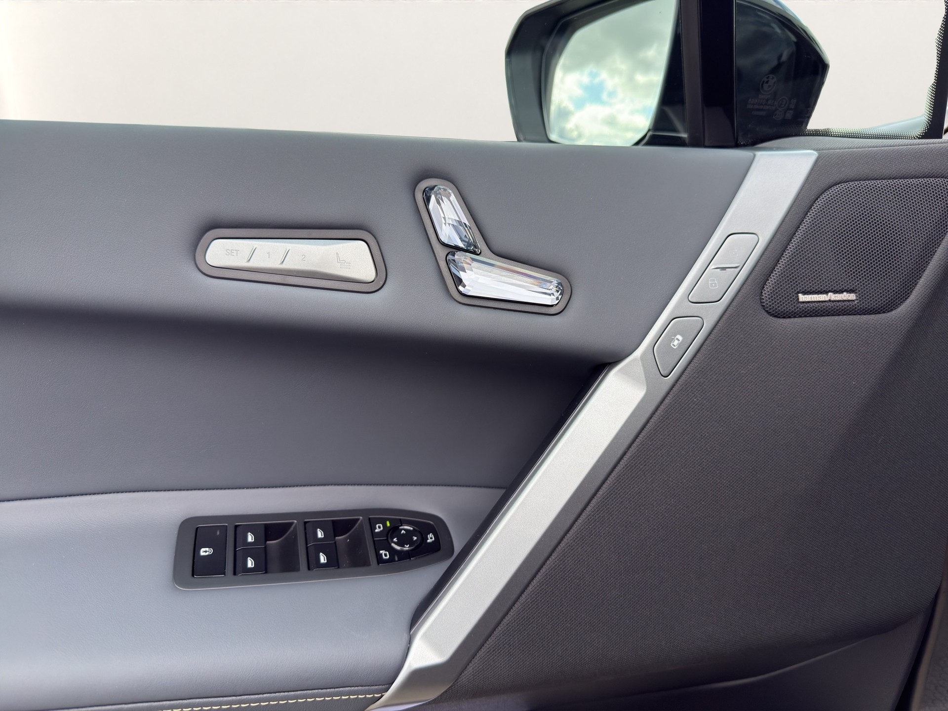 BMW iX M70 xDrive-image-16