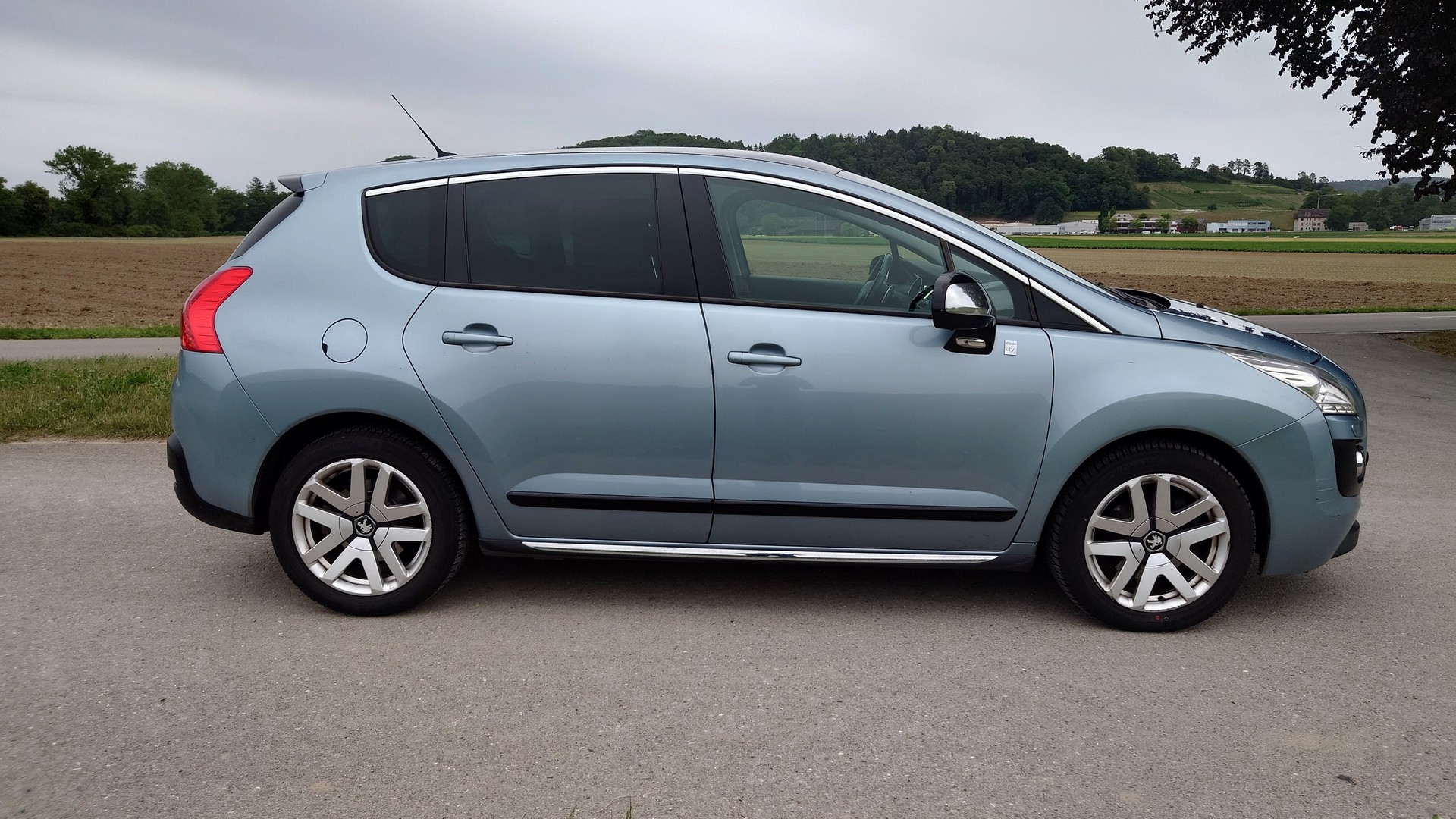 PEUGEOT 3008 HYbrid4 2.0 HDI EGS6-image-6