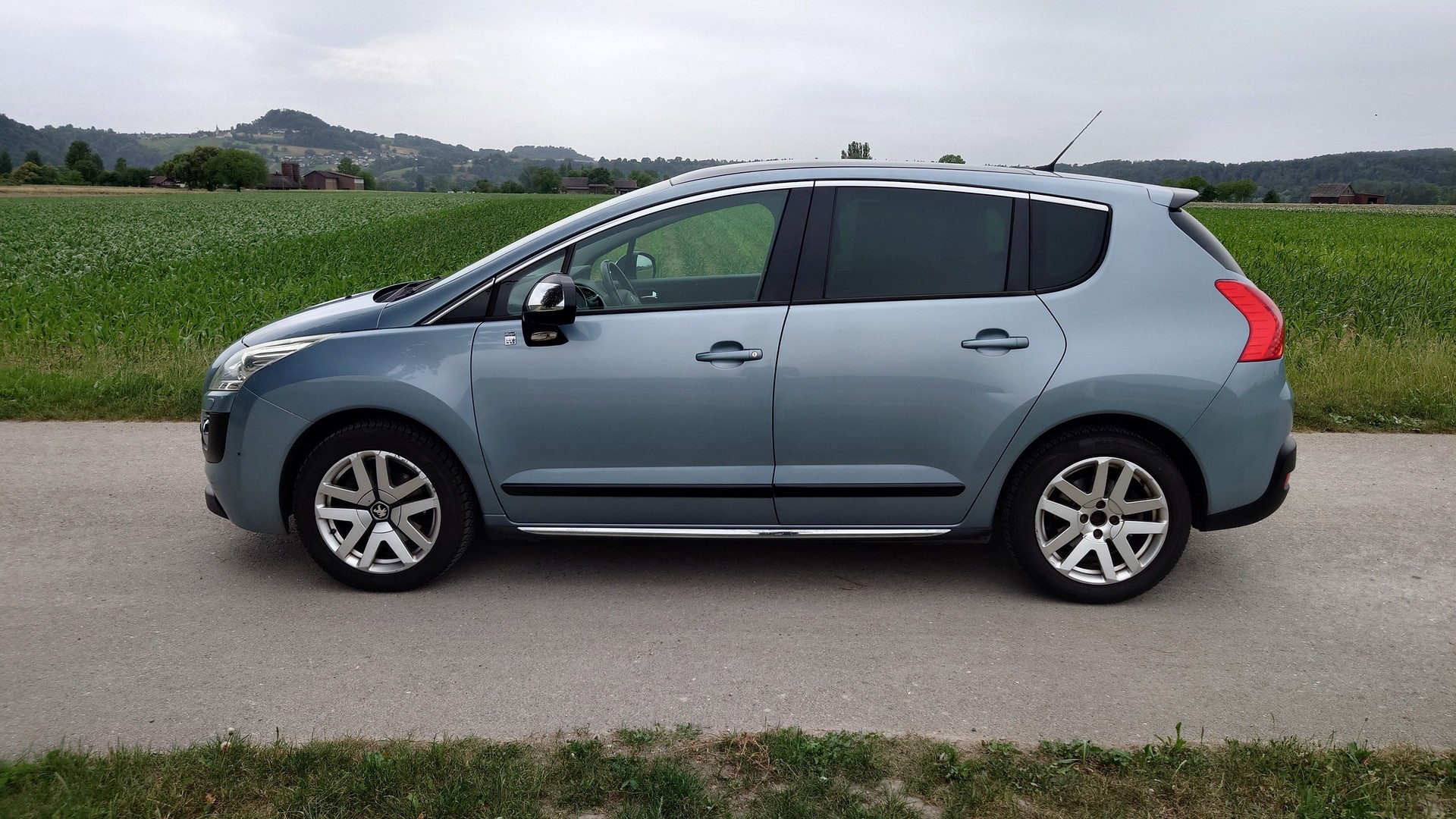PEUGEOT 3008 HYbrid4 2.0 HDI EGS6-image-1