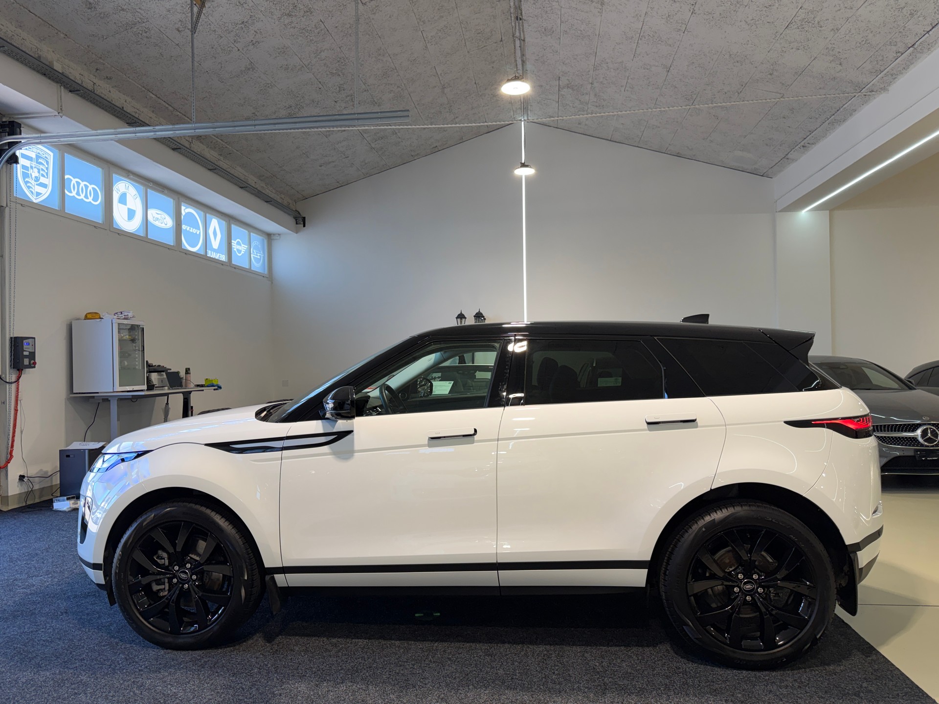 LAND ROVER Range Rover Evoque D 200 MHEV SE AT9-image-2