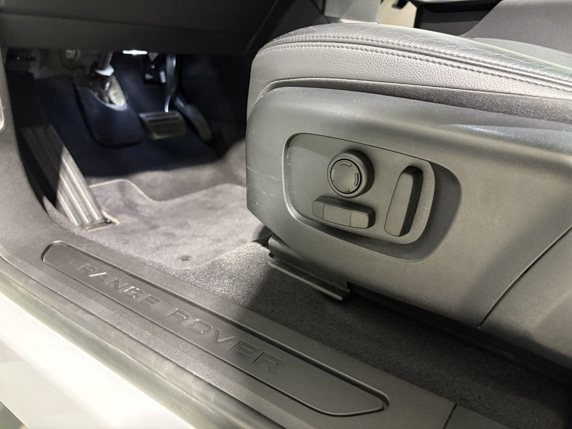 LAND ROVER Range Rover Evoque D 200 MHEV SE AT9-image-18
