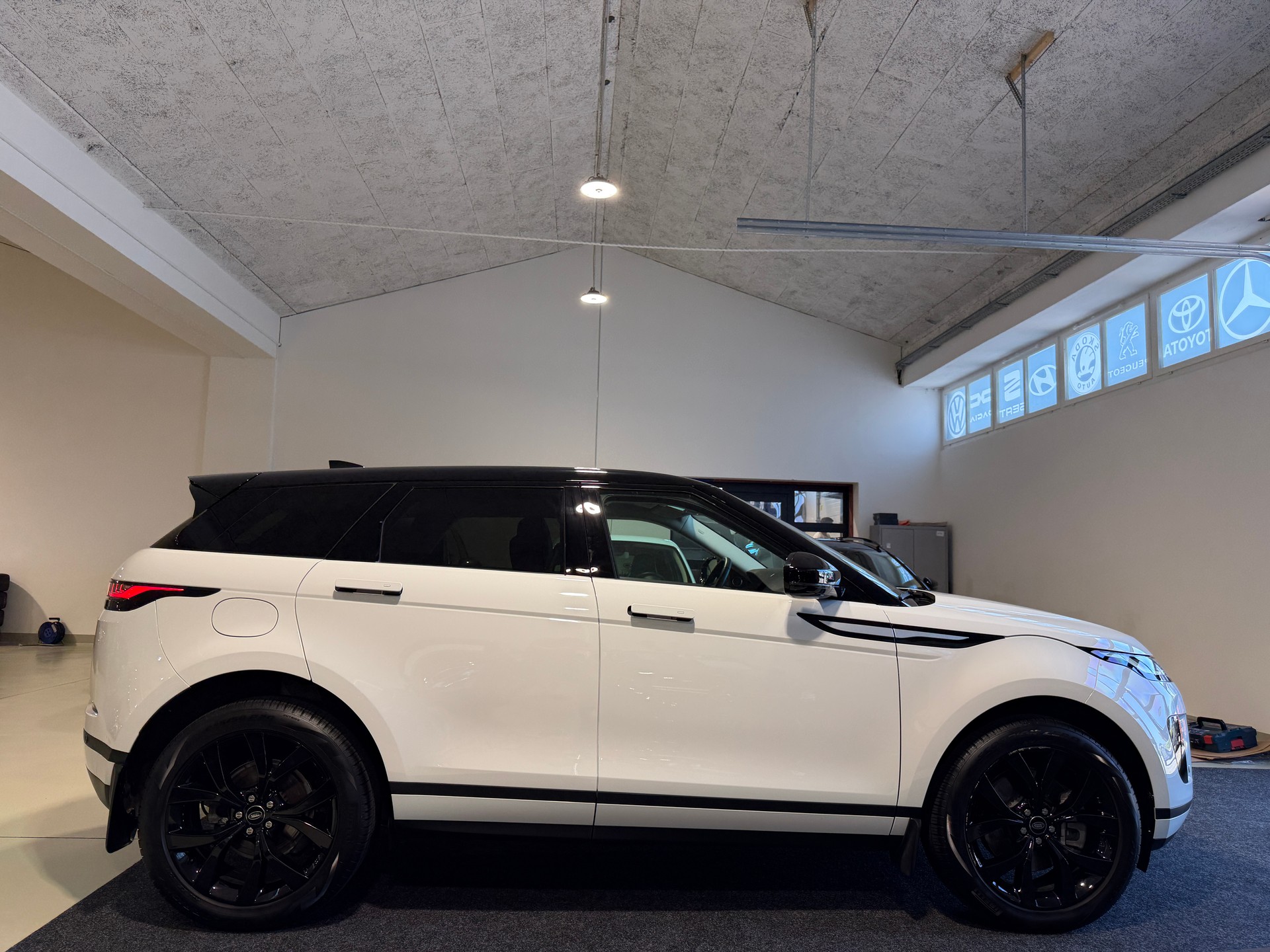 LAND ROVER Range Rover Evoque D 200 MHEV SE AT9-image-10
