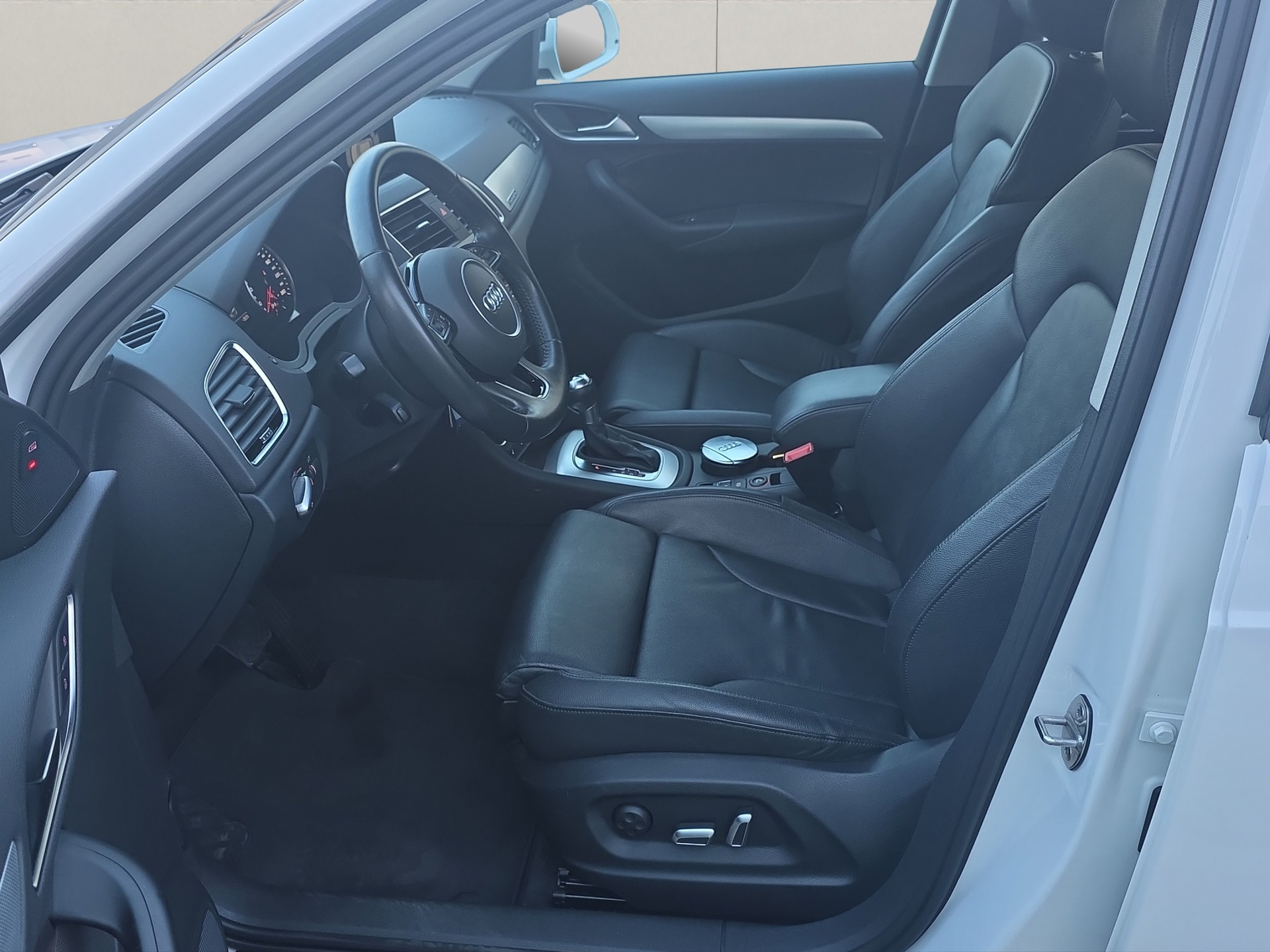 AUDI Q3 2.0 TDI sport quattro S-tronic-image-8