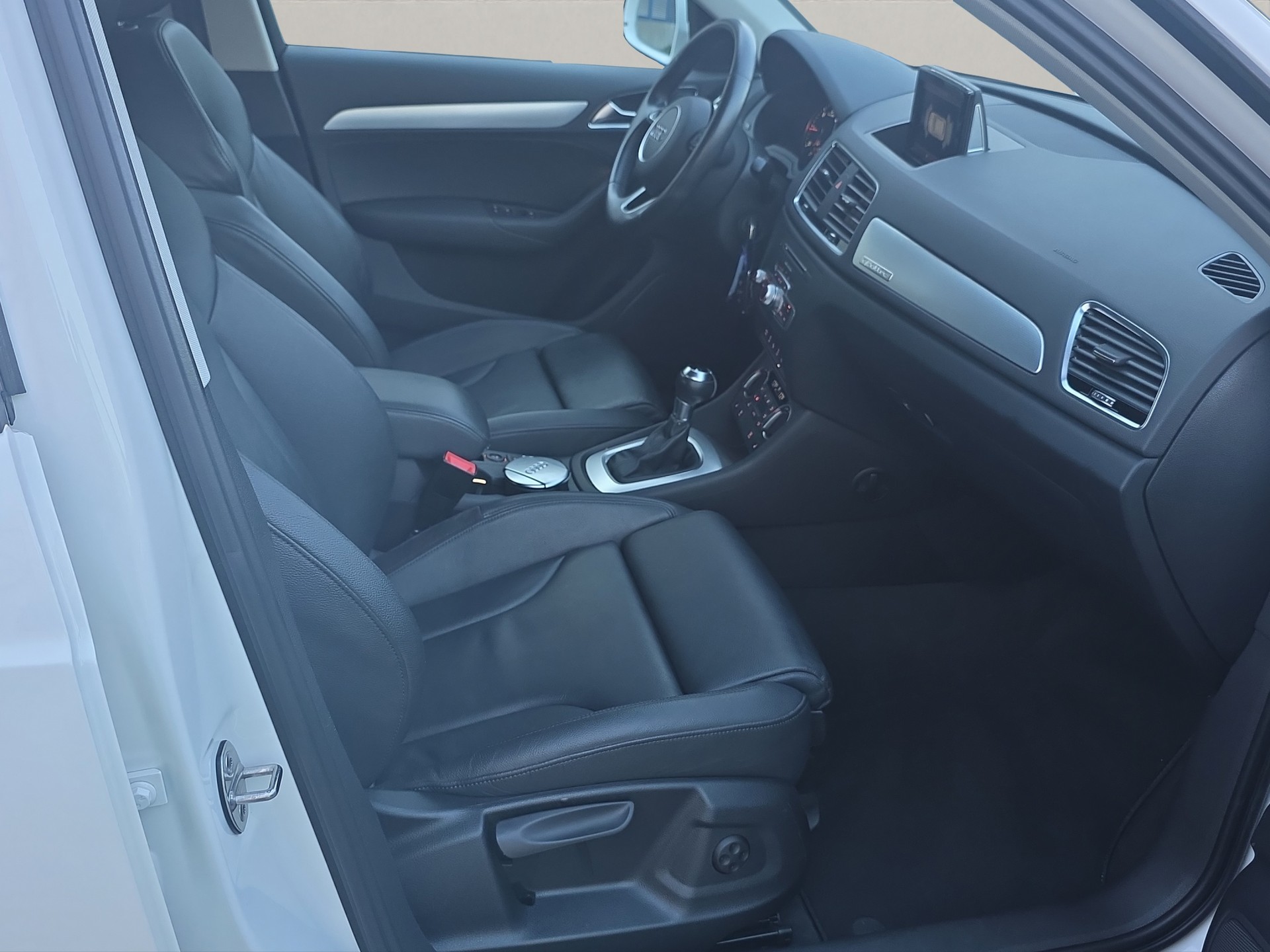 AUDI Q3 2.0 TDI sport quattro S-tronic-image-12