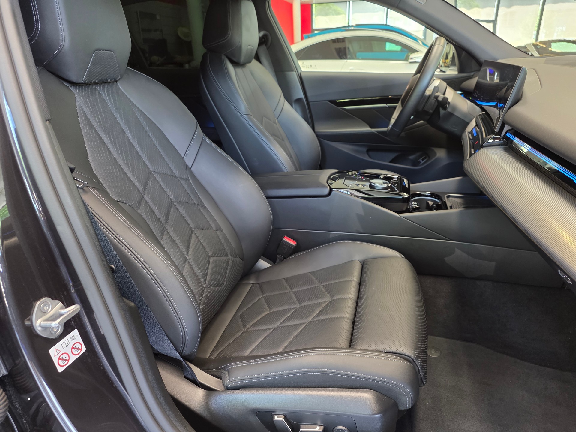 BMW 520d xDrive 48V M Sport Steptronic-image-12
