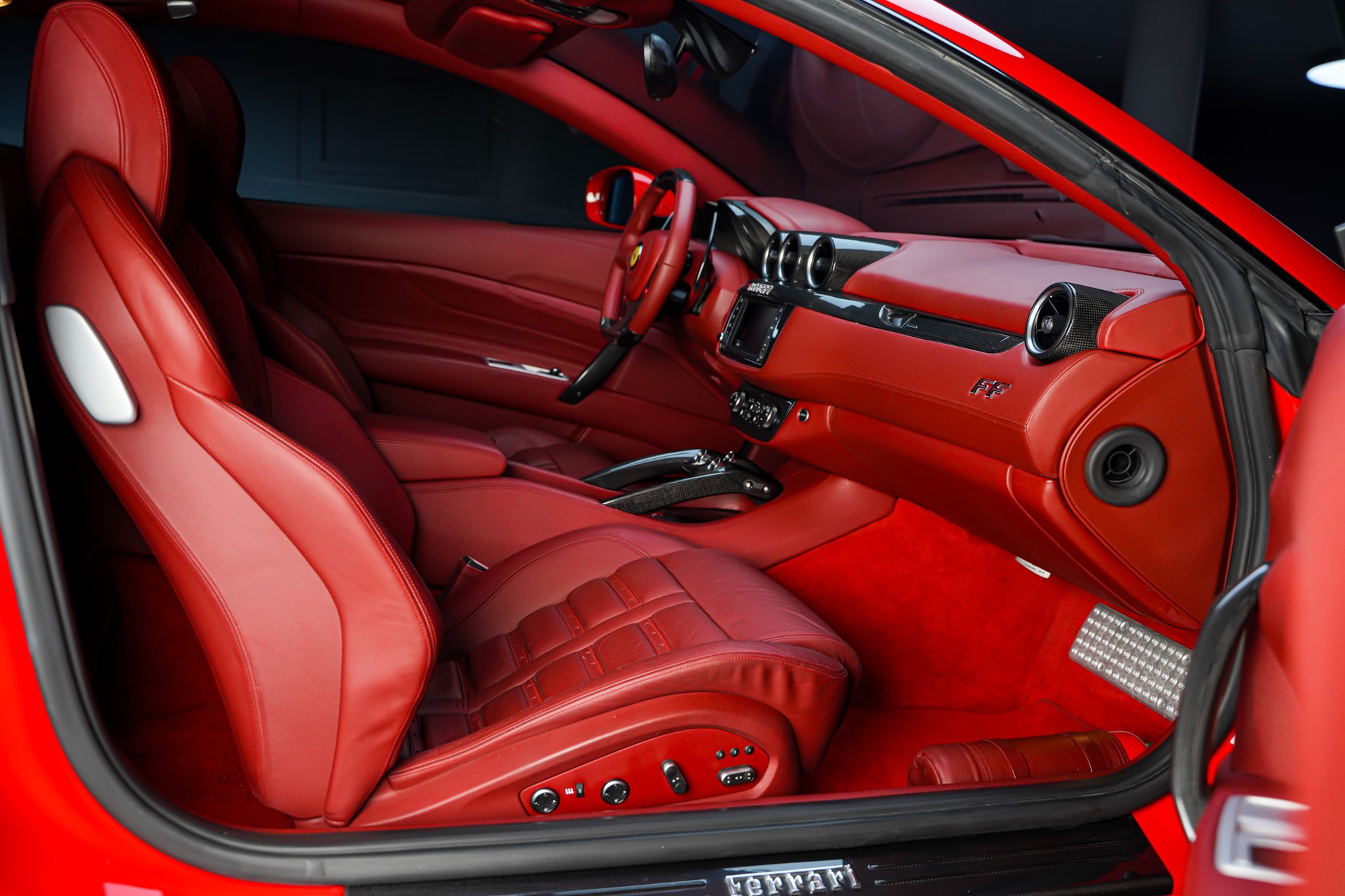 FERRARI FF-image-16