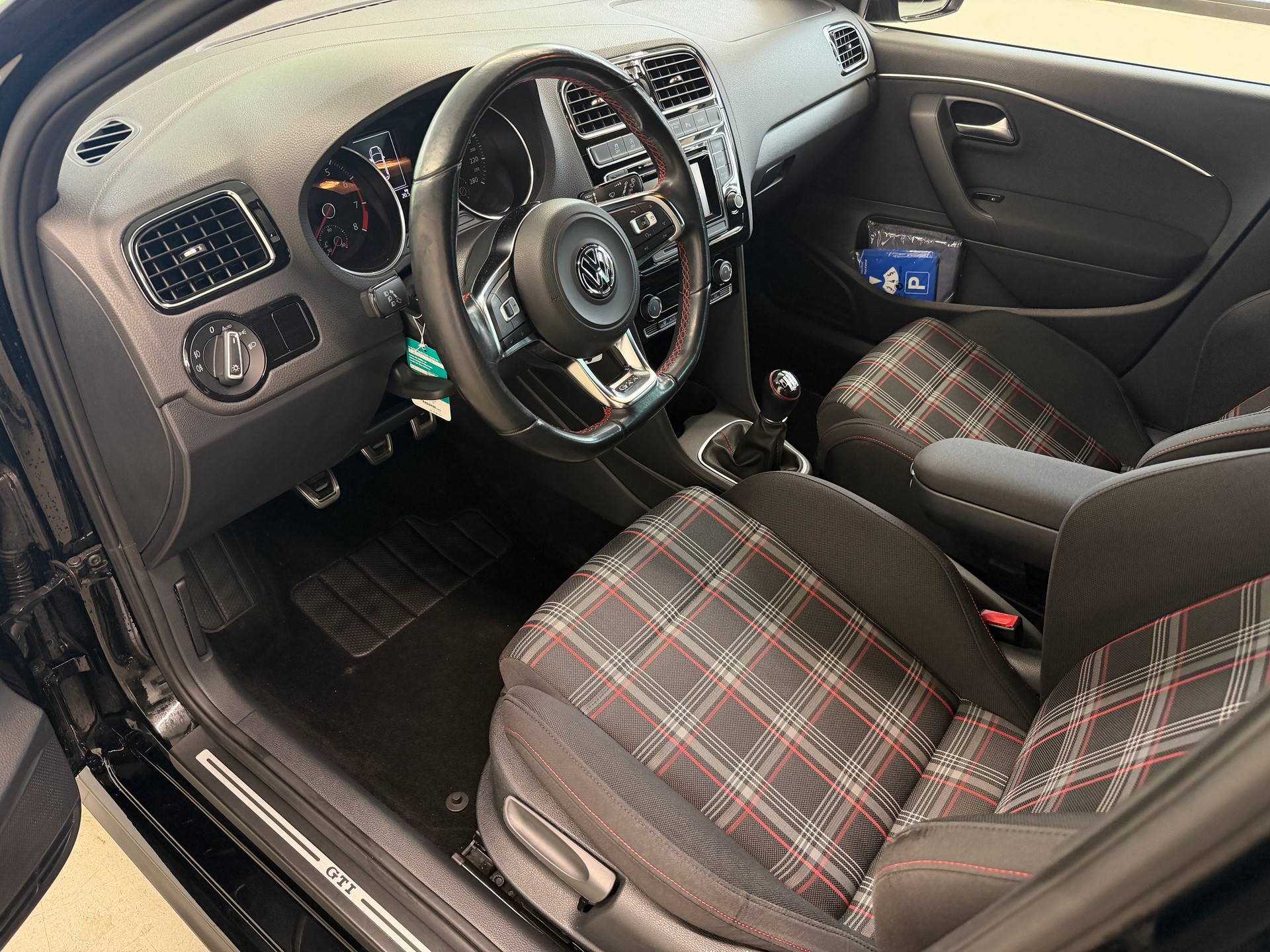 VW Polo 1.8 TSI GTI-image-11