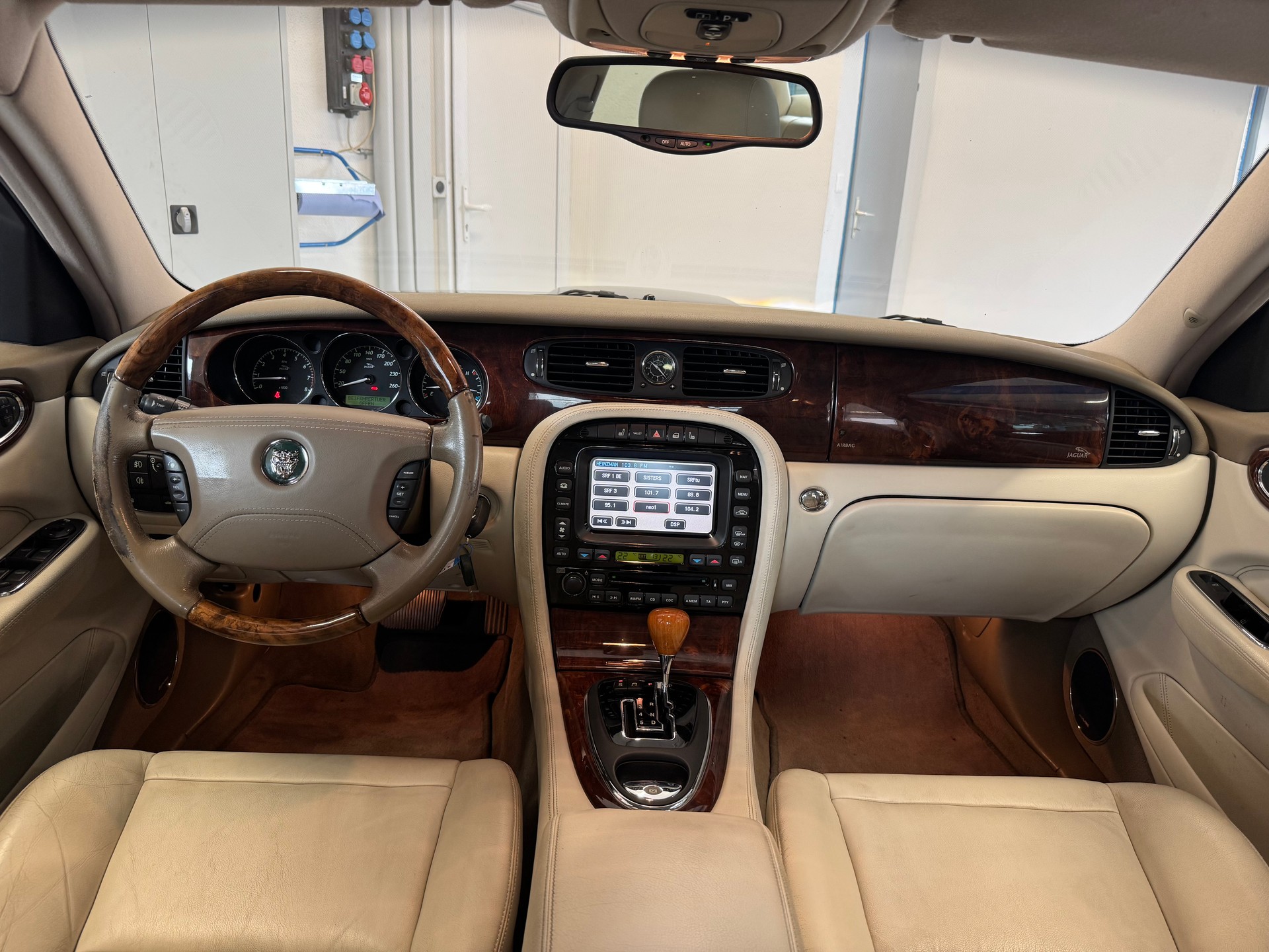JAGUAR XJ8 4.2 V8 Executive-image-7