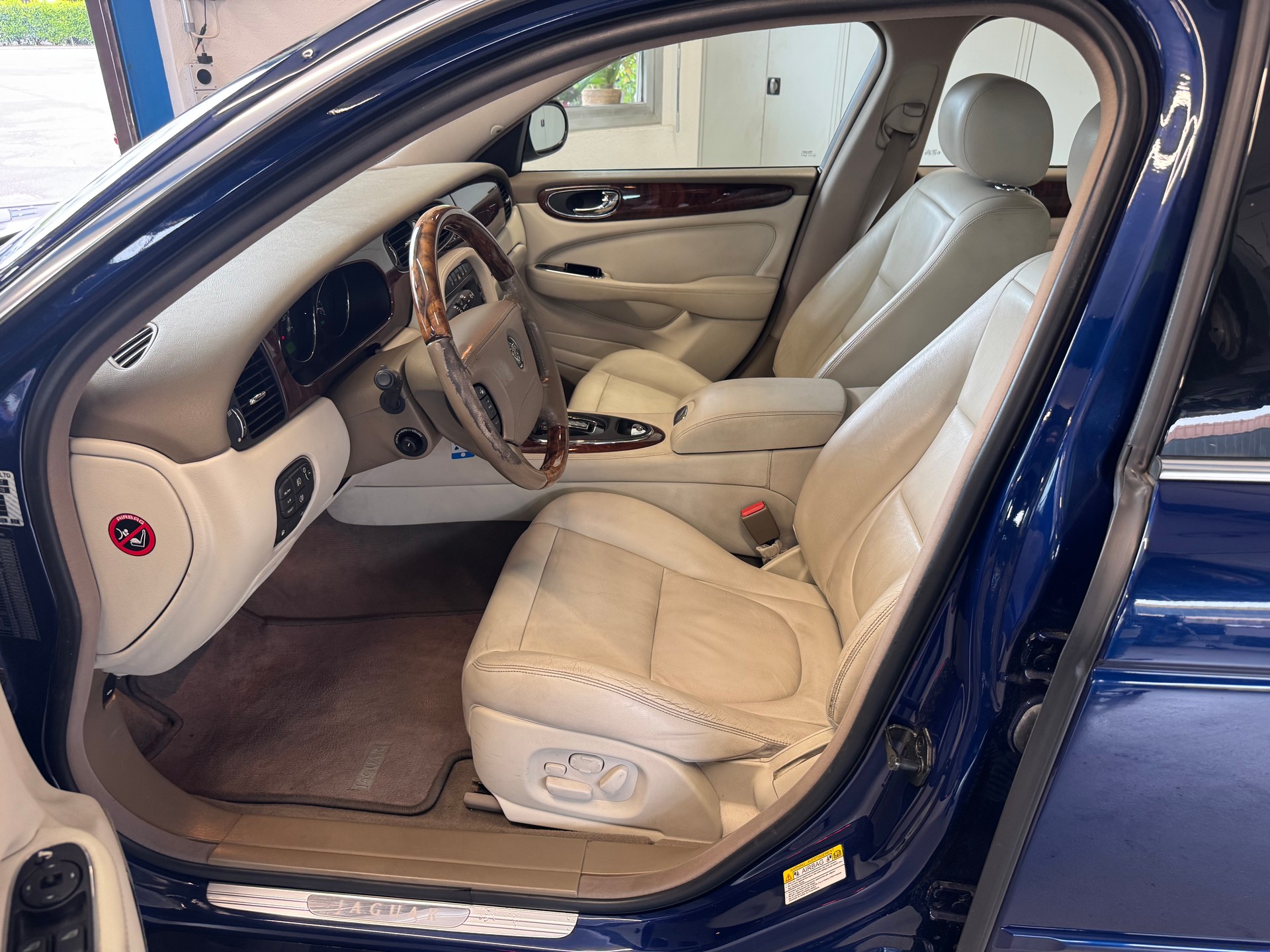 JAGUAR XJ8 4.2 V8 Executive-image-6