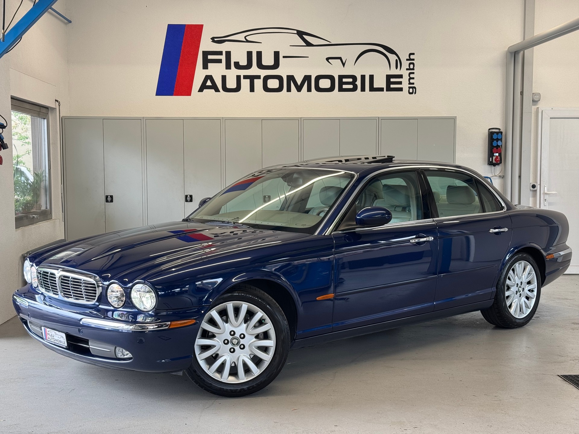 JAGUAR XJ8 4.2 V8 Executive-image-0