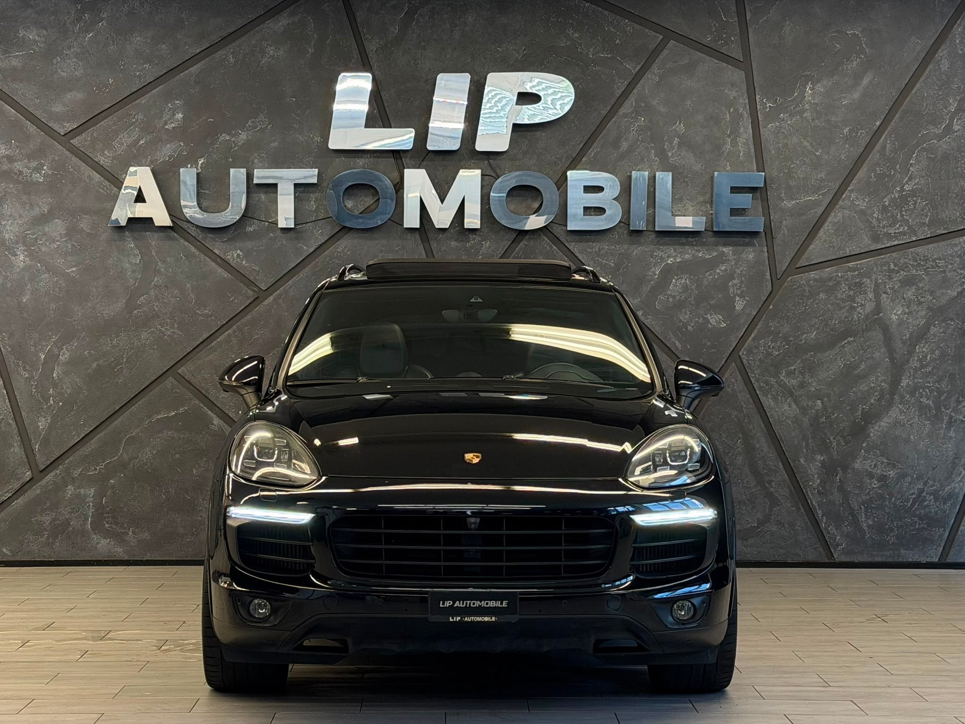 PORSCHE Cayenne Diesel Platinum Edition-showroom-element-1