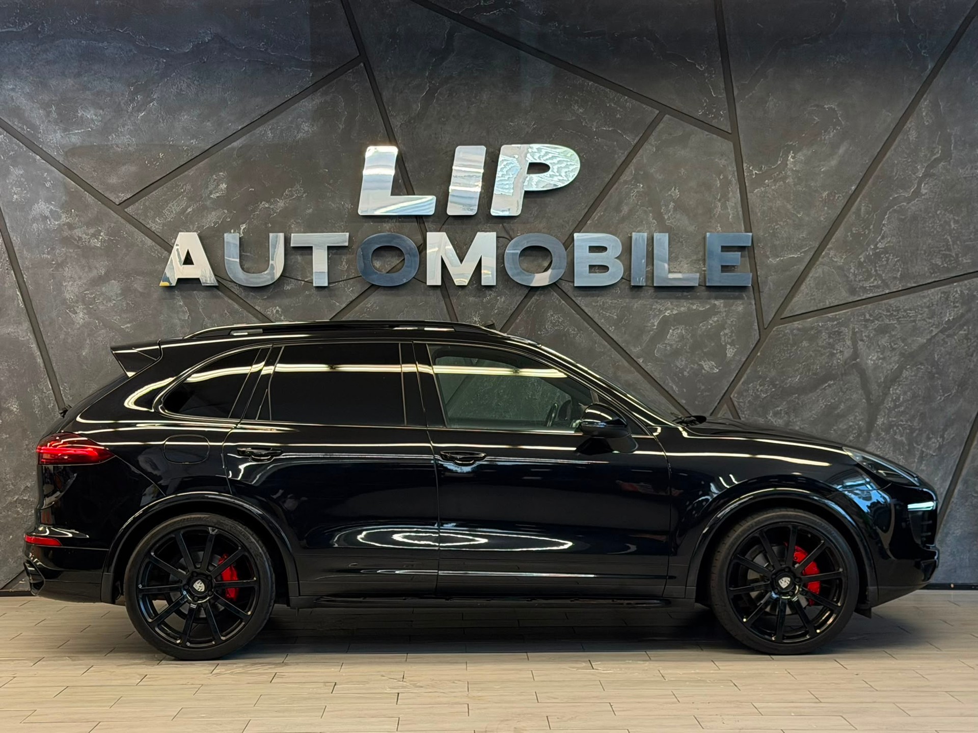 PORSCHE Cayenne Diesel Platinum Edition-showroom-element-3