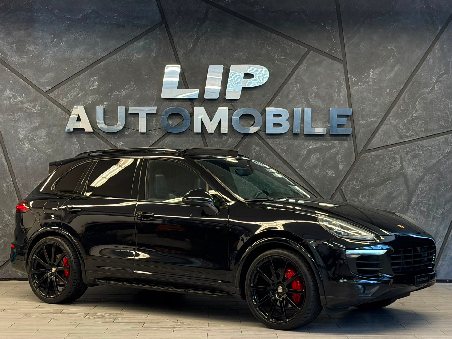 PORSCHE Cayenne Diesel Platinum Edition-showroom-element-2