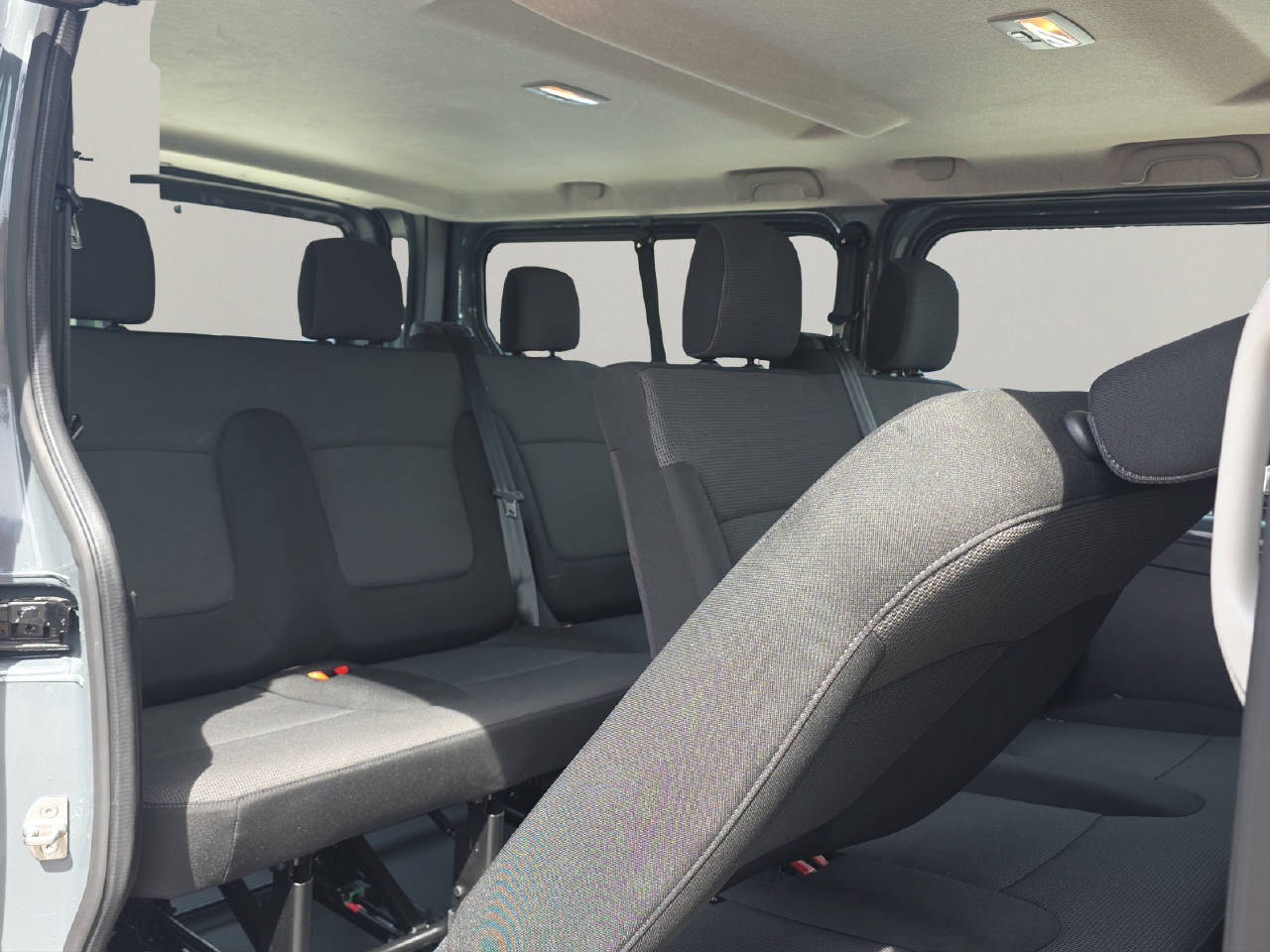 RENAULT Trafic Grand Passenger 2.0 dCi-image-9