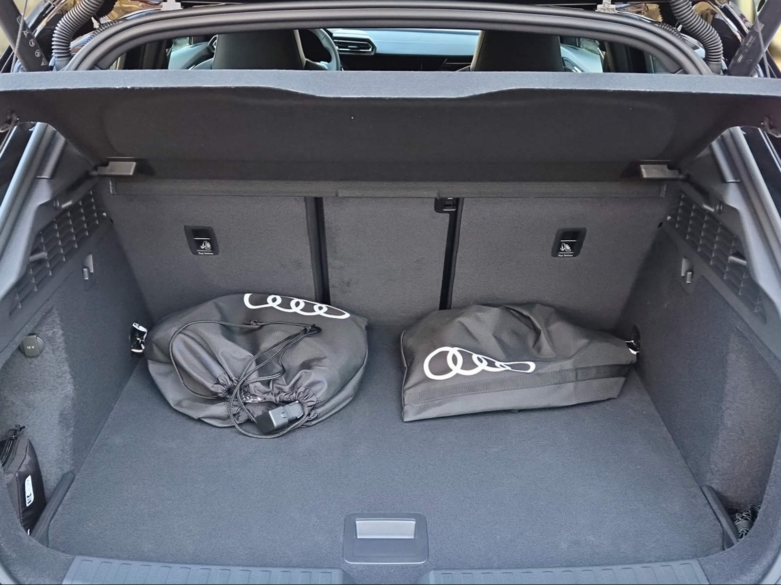 AUDI A3 Sportback TFSI e 200 kW S line Attraction S tronic Mythosschwarz Metallic-image-5