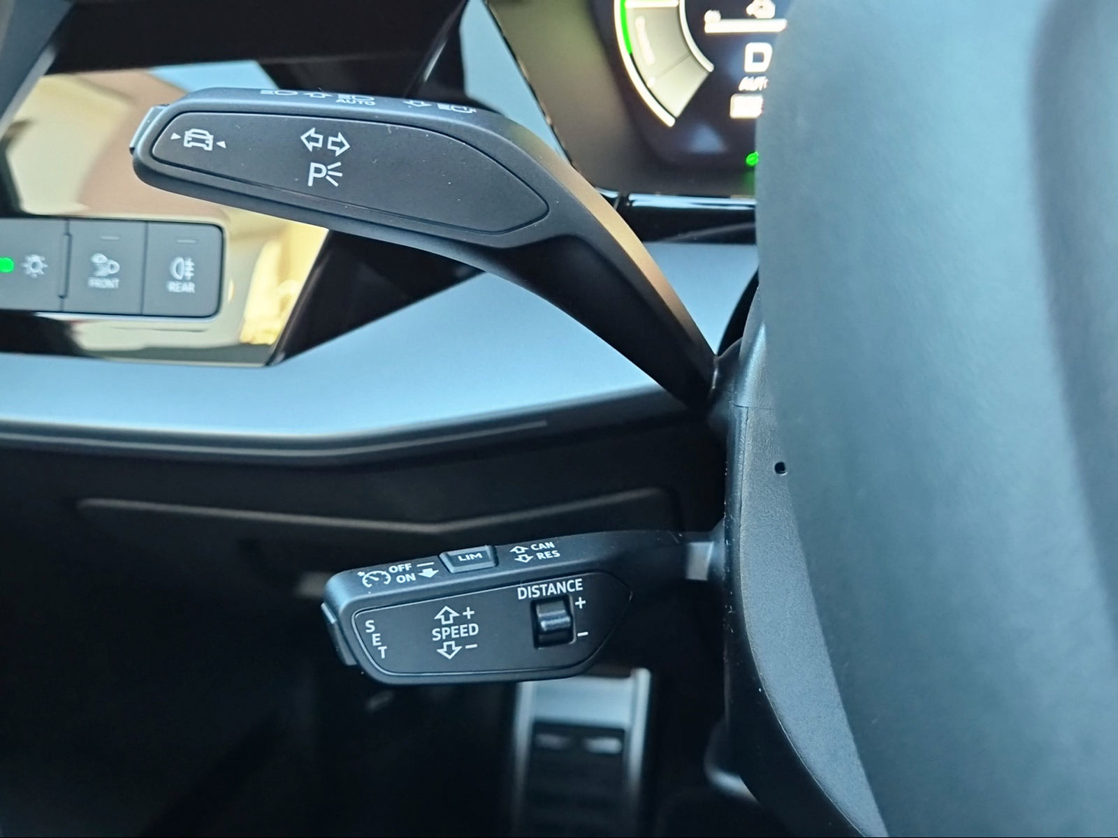 AUDI A3 Sportback TFSI e 200 kW S line Attraction S tronic Mythosschwarz Metallic-image-16