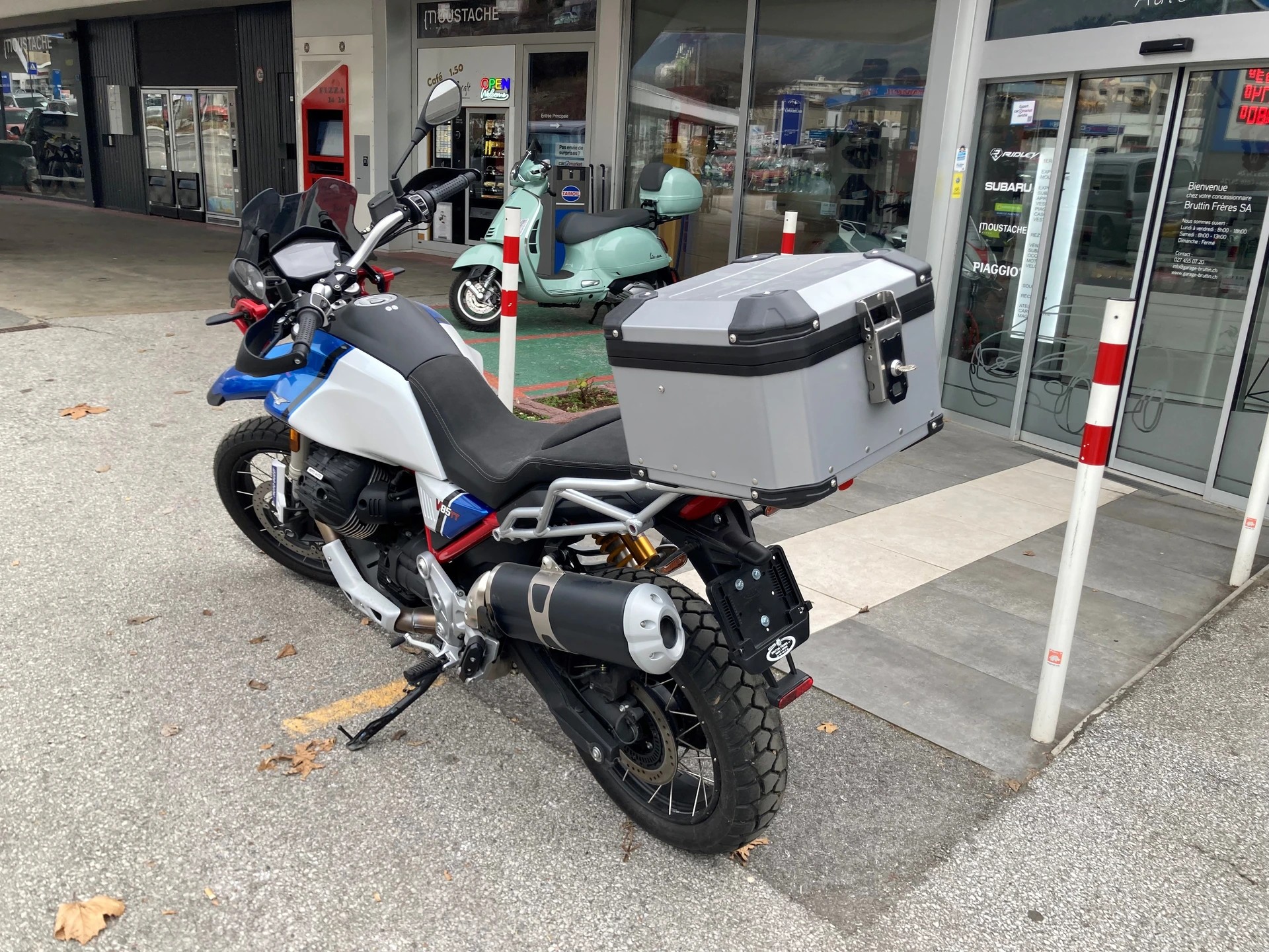 MOTO GUZZI V85 TT Premium Graphics 2-Tone 35kW-showroom-element-1