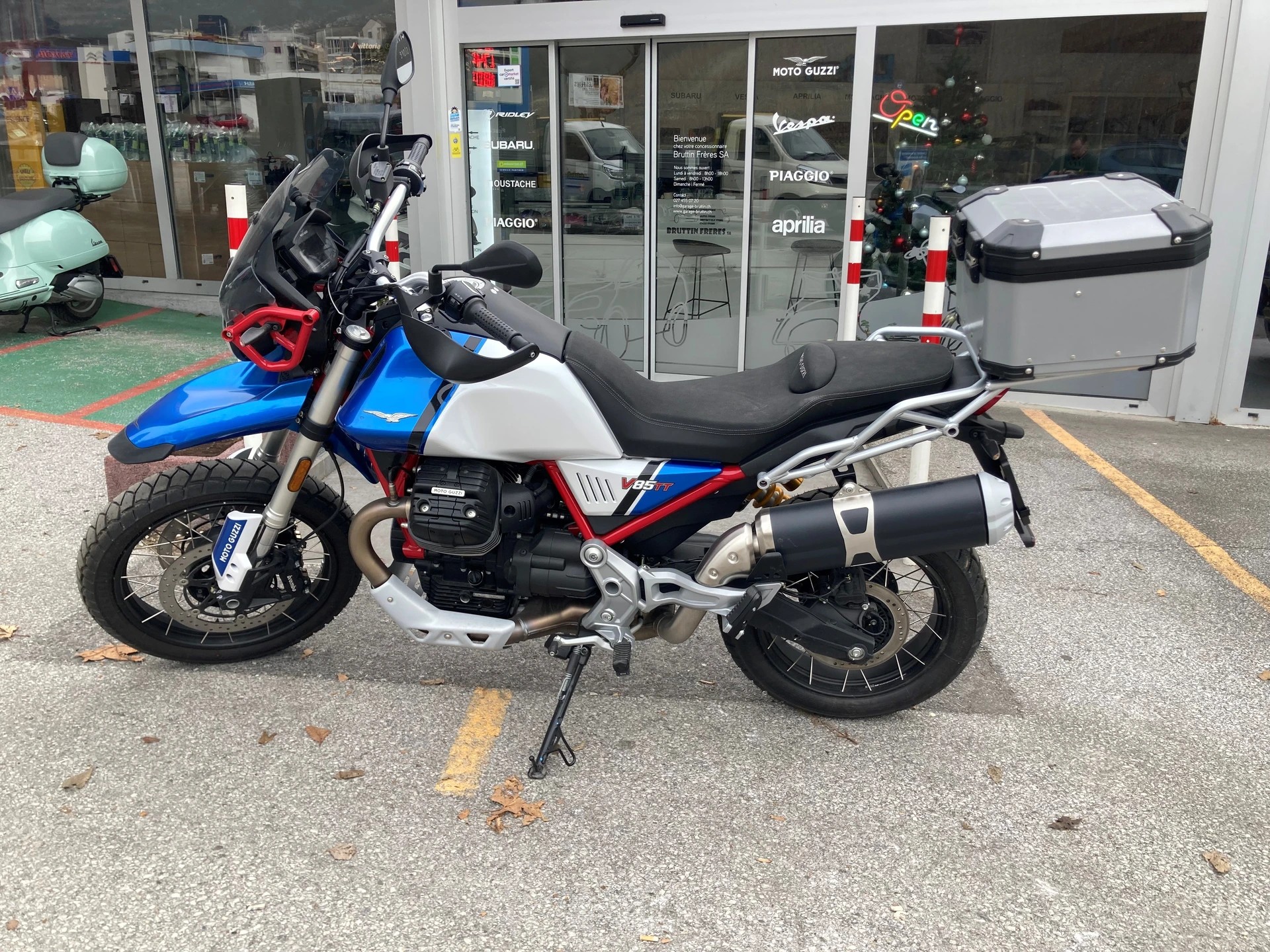 MOTO GUZZI V85 TT Premium Graphics 2-Tone 35kW-image-5