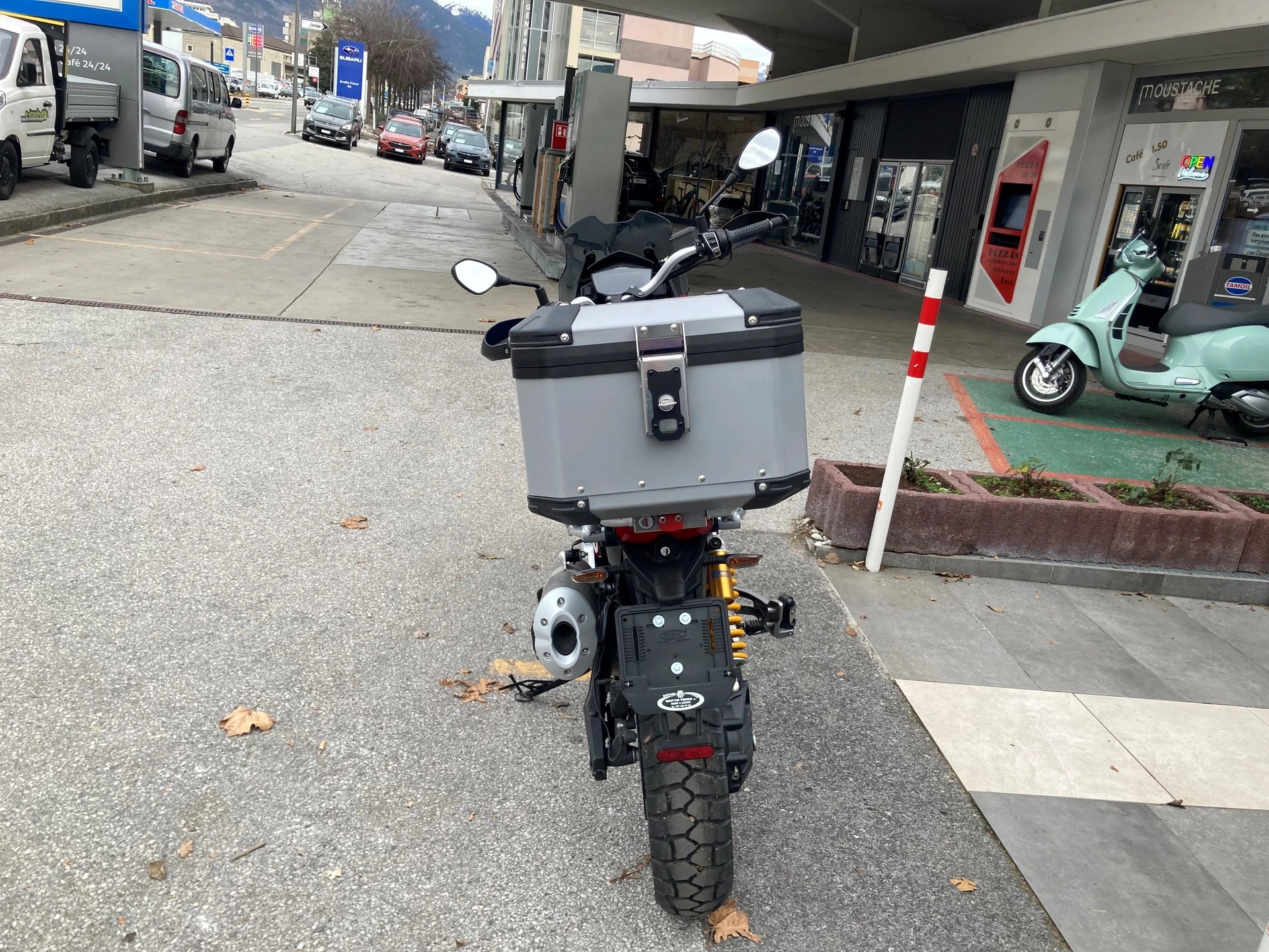 MOTO GUZZI V85 TT Premium Graphics 2-Tone 35kW-showroom-element-3