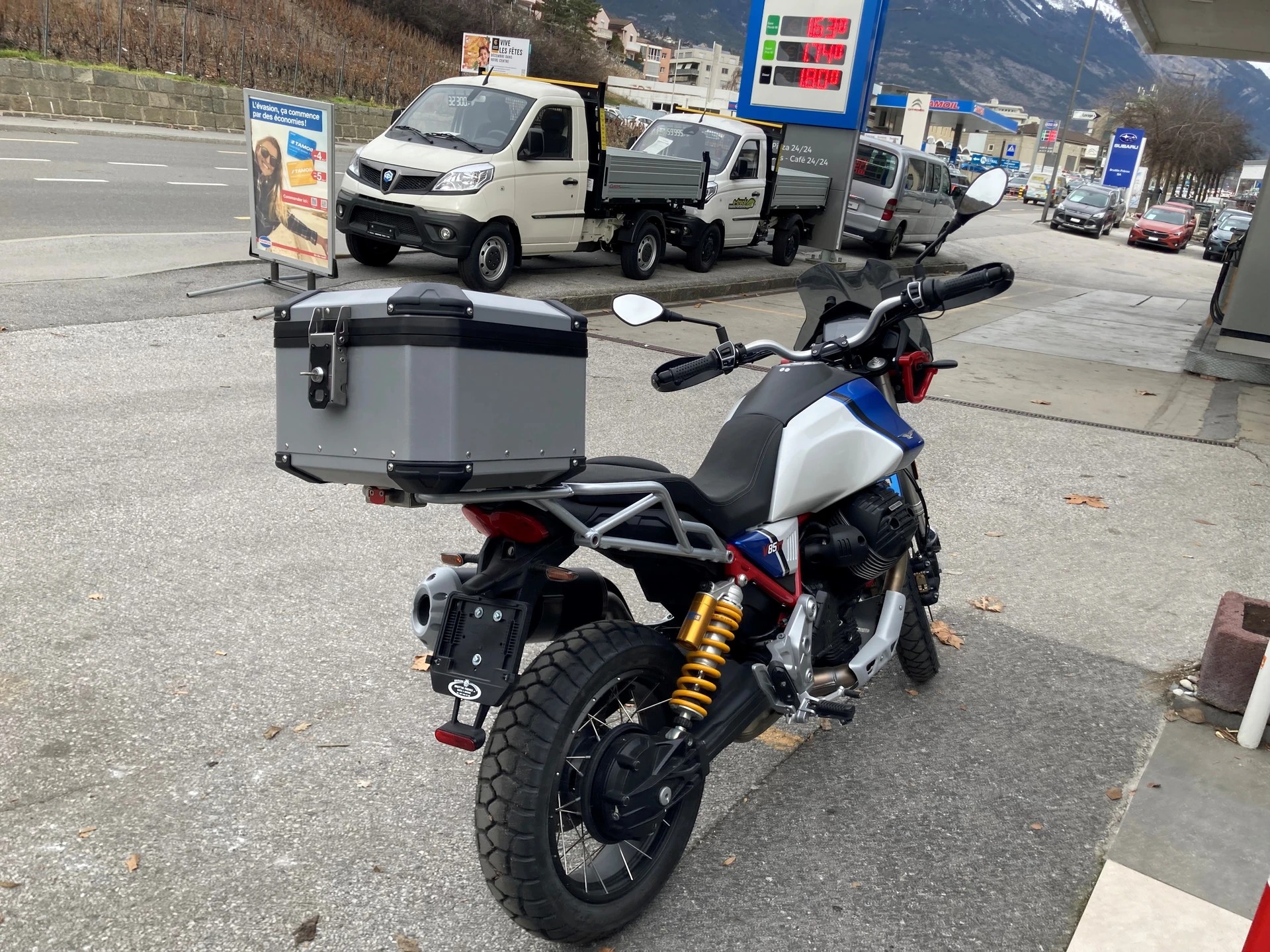 MOTO GUZZI V85 TT Premium Graphics 2-Tone 35kW-showroom-element-2