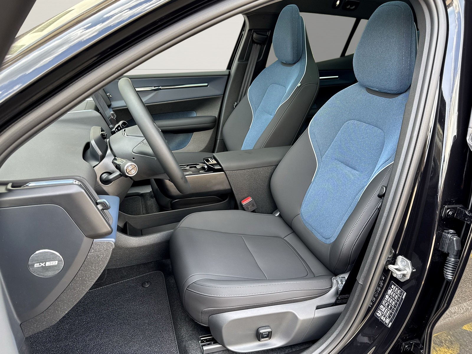 VOLVO EX30 E60 Twin Ultra Performance Sw. Black Ed. AWD-image-7