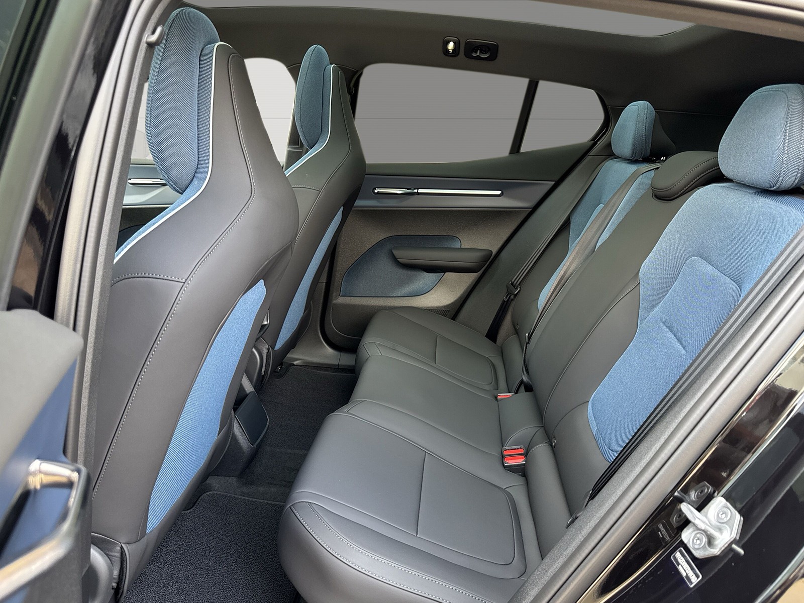 VOLVO EX30 E60 Twin Ultra Performance Sw. Black Ed. AWD-image-9