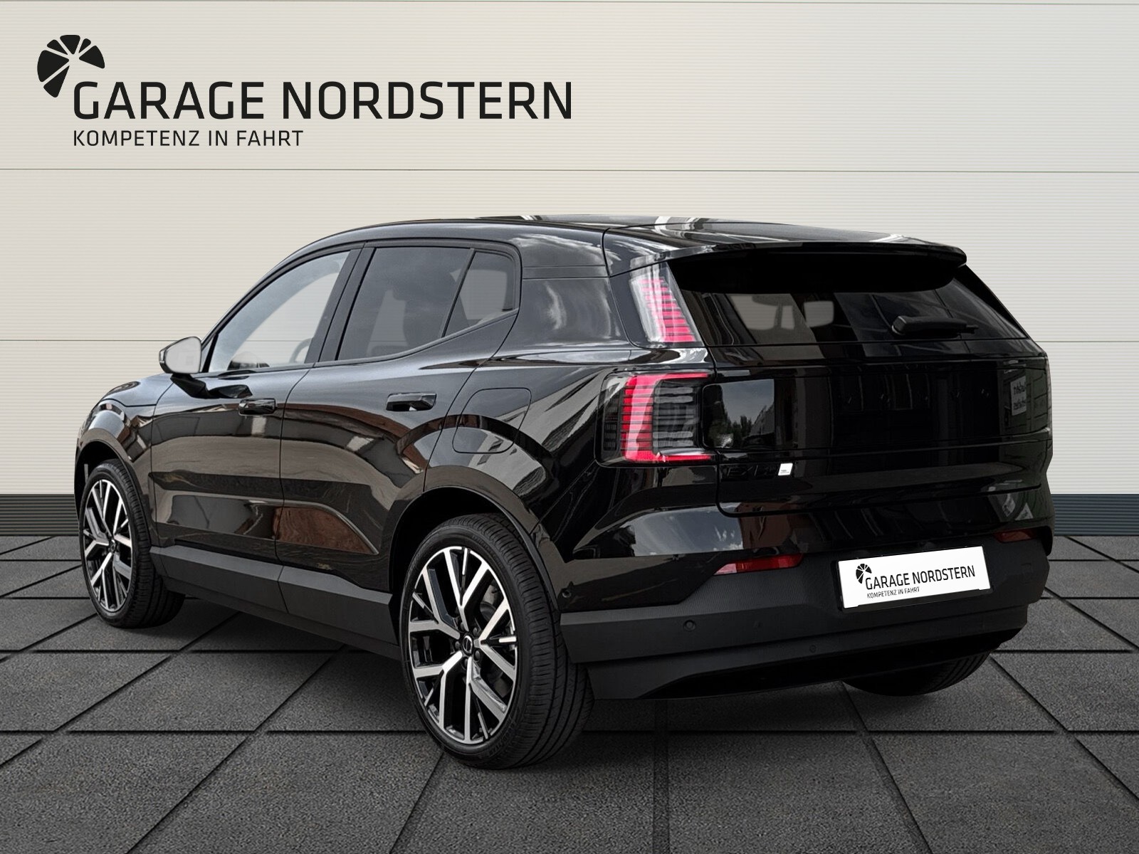 VOLVO EX30 E60 Twin Ultra Performance Sw. Black Ed. AWD-image-2
