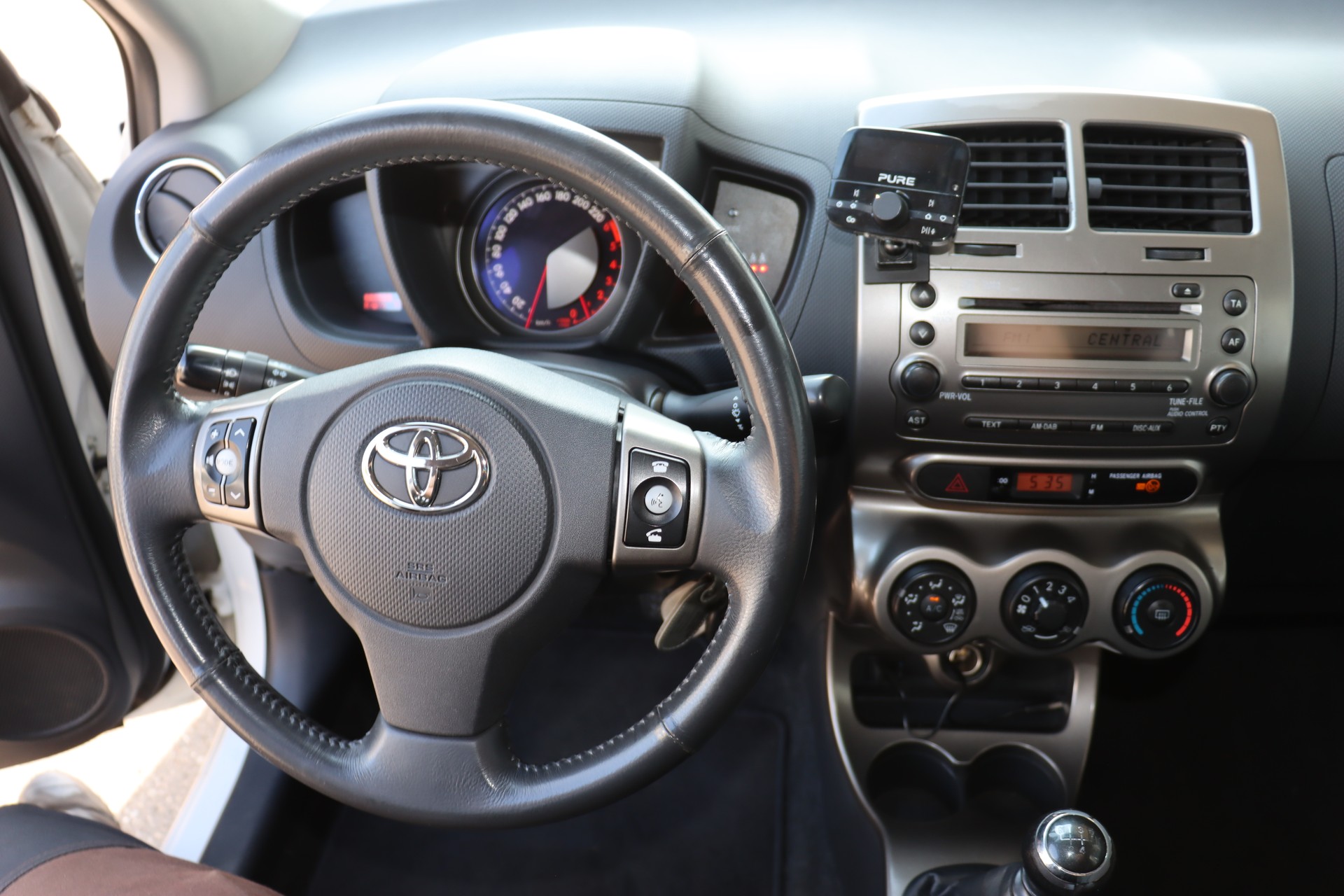 TOYOTA UrbanCruiser 1.4 D-4D Linea Luna 4WD-image-12