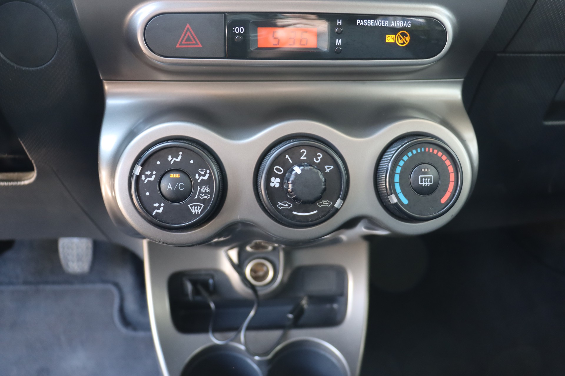 TOYOTA UrbanCruiser 1.4 D-4D Linea Luna 4WD-image-16