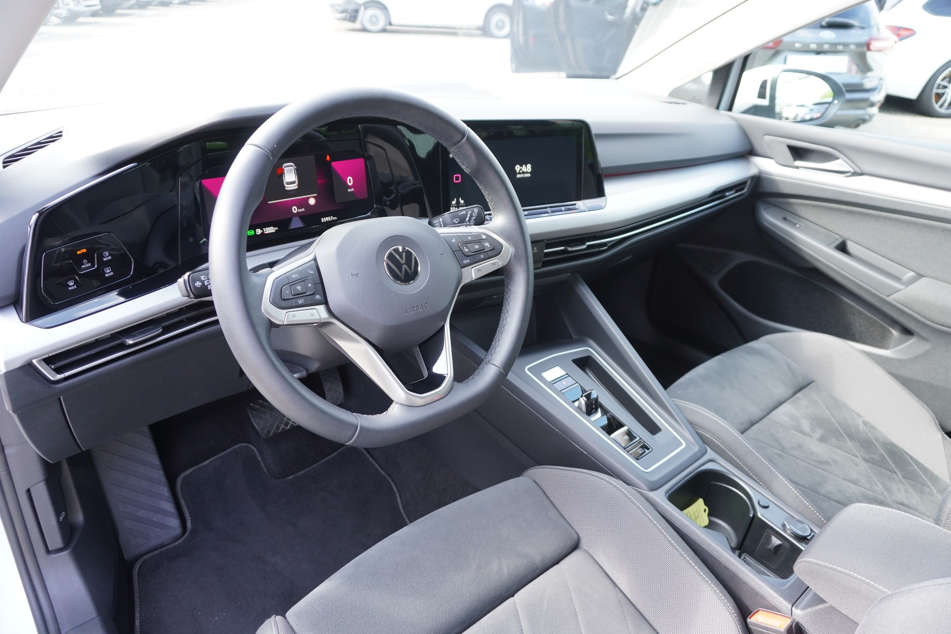 VW Golf Variant 2.0 TDI Life DSG 4Motion-image-12