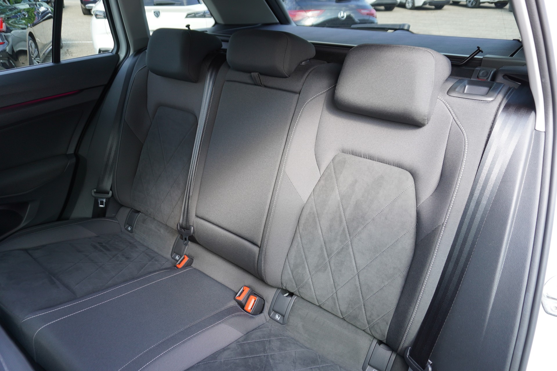 VW Golf Variant 2.0 TDI Life DSG 4Motion-image-17