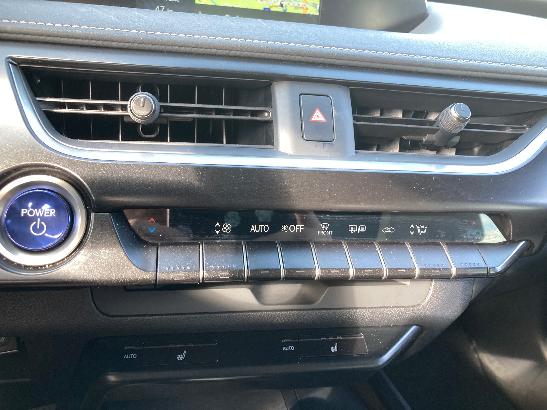 LEXUS UX 250h Impression AWD Automatic-image-11