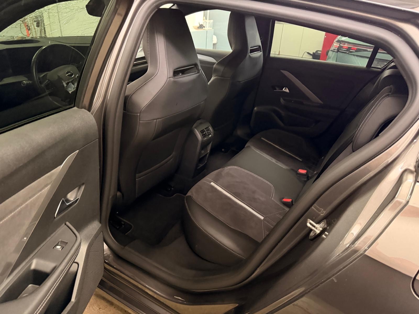 OPEL Astra 1.6 PHEV Turbo GSe A-image-9