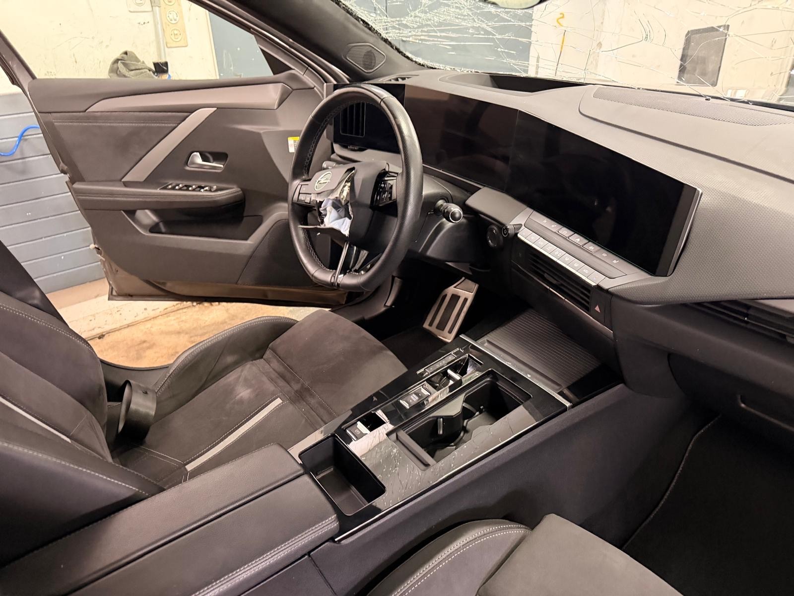 OPEL Astra 1.6 PHEV Turbo GSe A-image-13