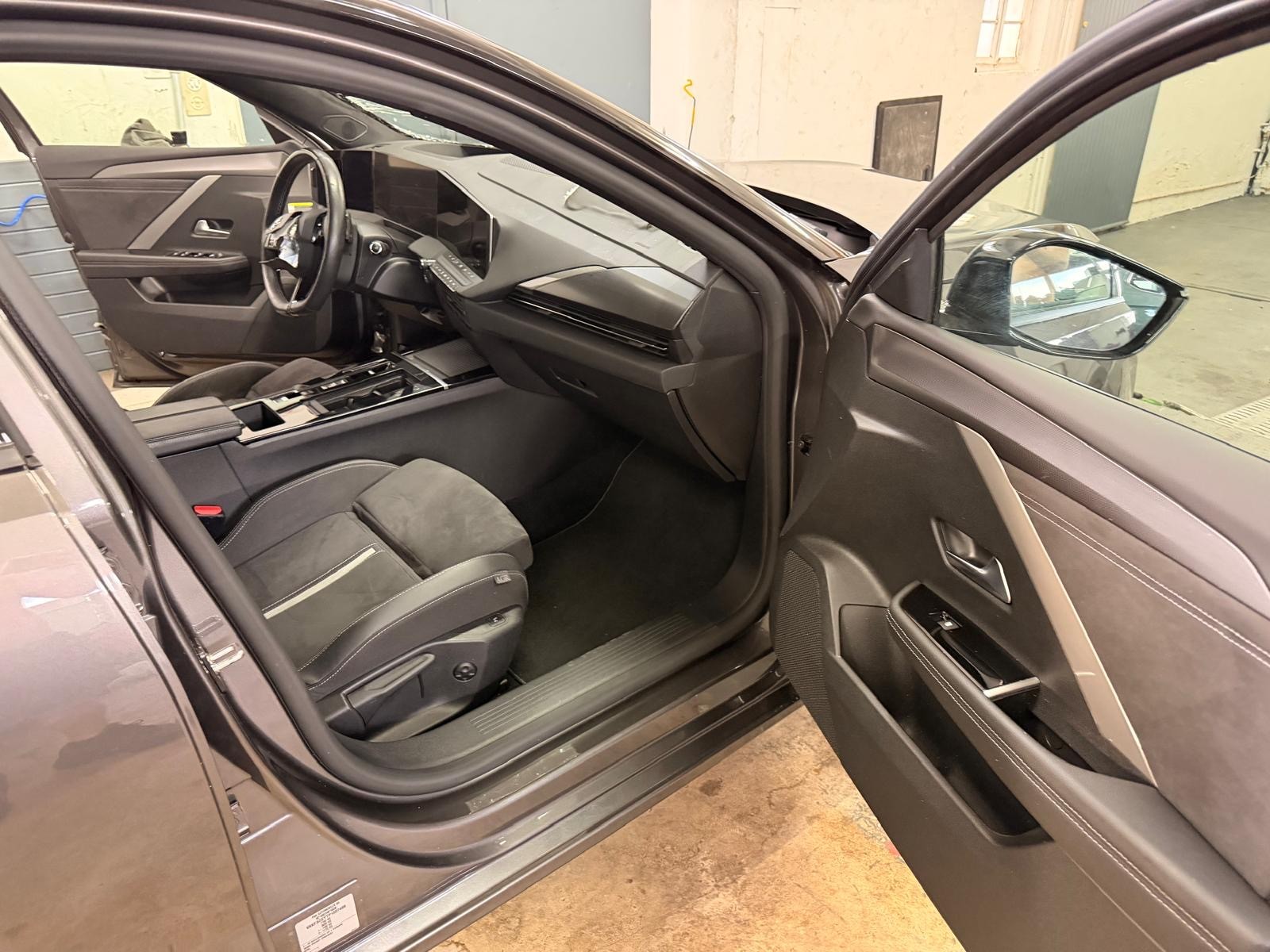 OPEL Astra 1.6 PHEV Turbo GSe A-image-12