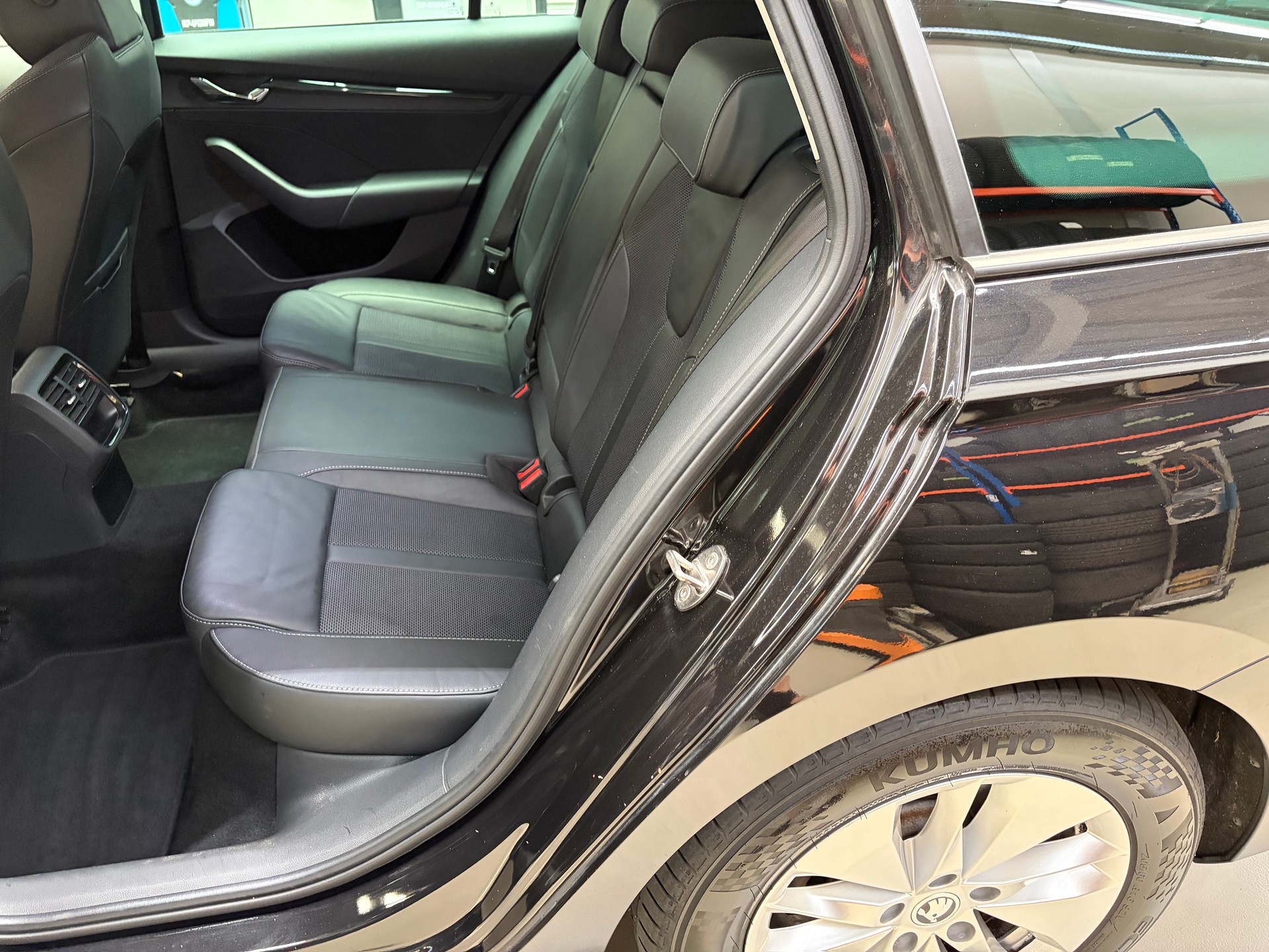 SKODA Octavia Combi 2.0 TDI DSG Ambition 4x4-image-9