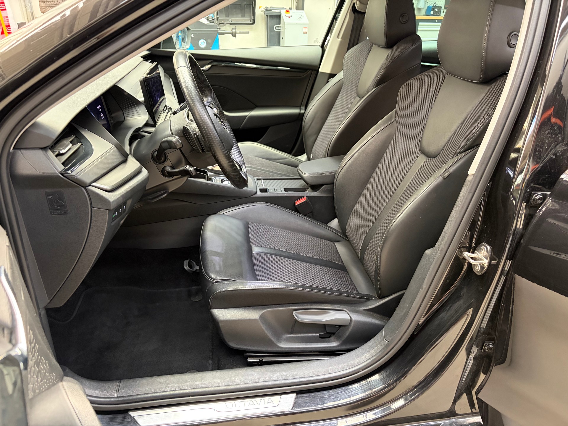 SKODA Octavia Combi 2.0 TDI DSG Ambition 4x4-image-8