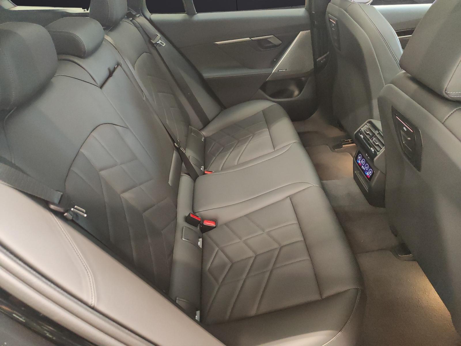 BMW 520d xDrive Touring-image-16