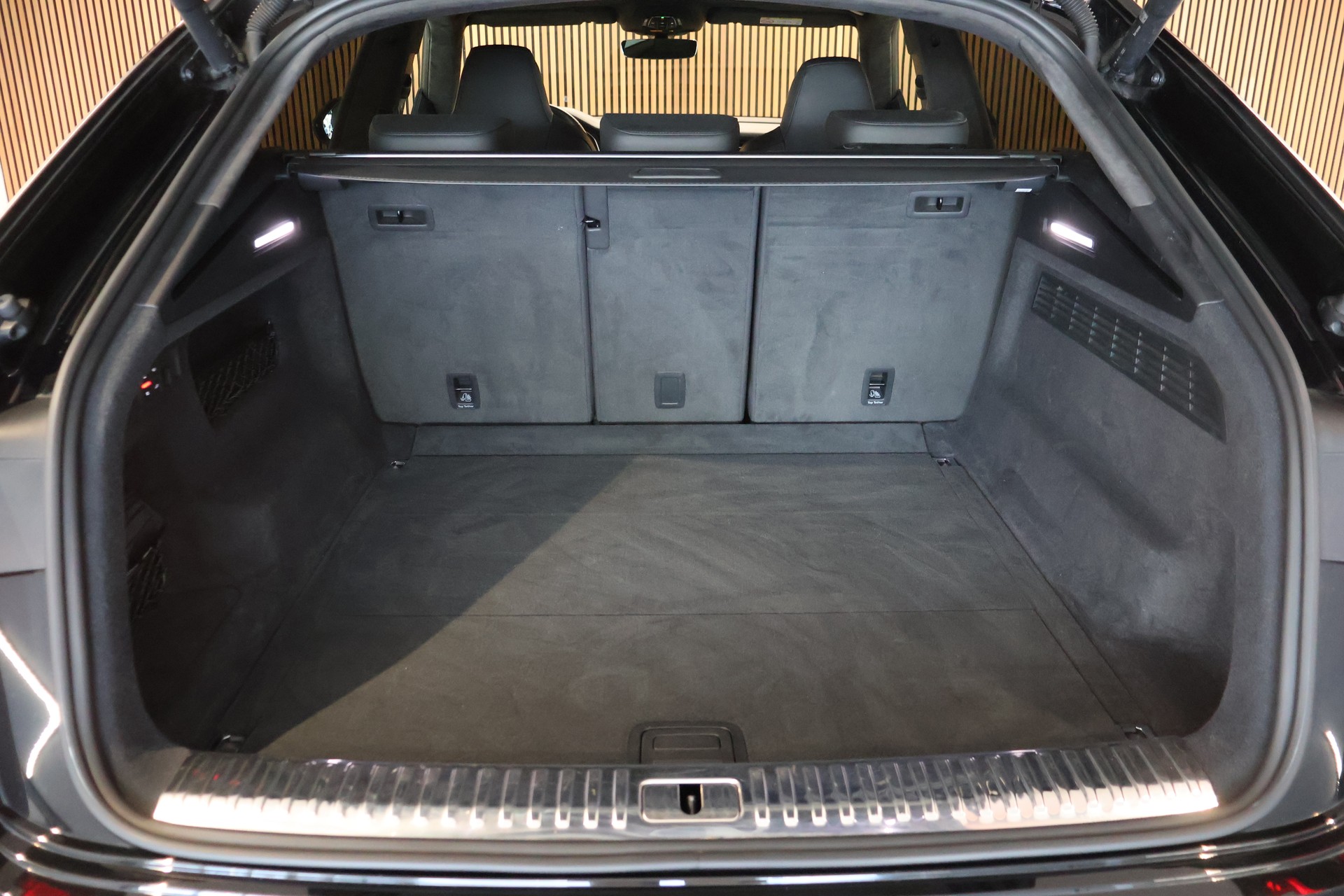 AUDI RSQ8 quattro tiptronic-image-12