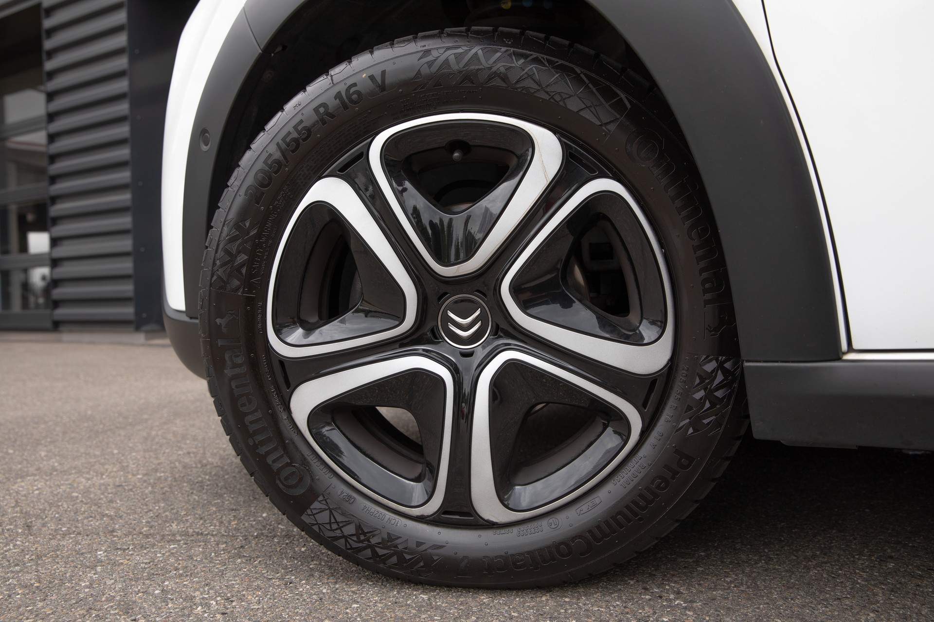 CITROEN C3 1.2i PureTech Shine EAT-image-1