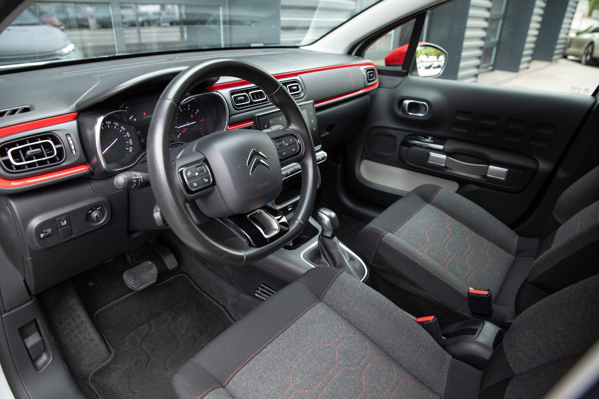 CITROEN C3 1.2i PureTech Shine EAT-image-7